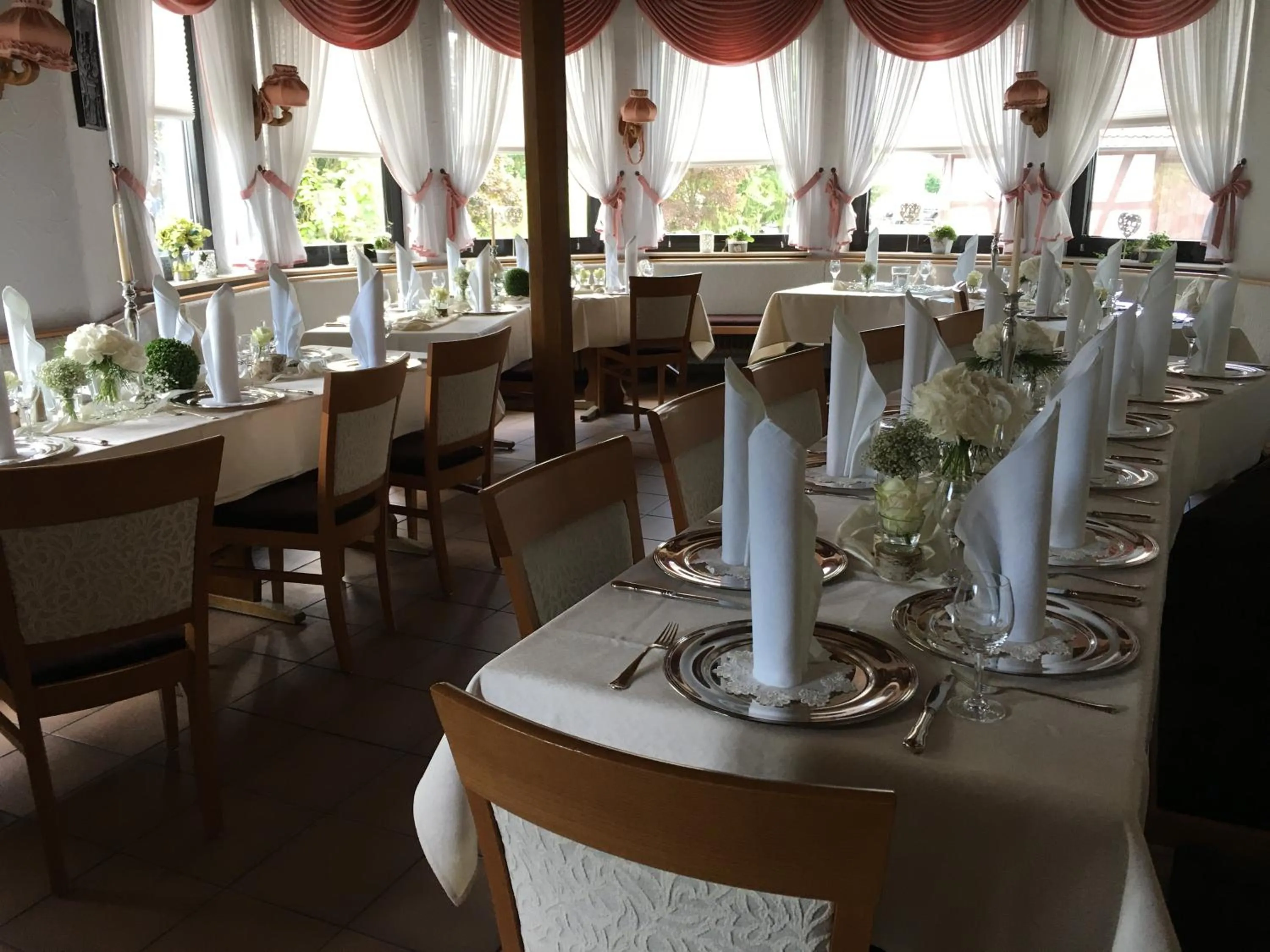 Restaurant/places to eat in Gasthof zur Sonne Winzenhohl