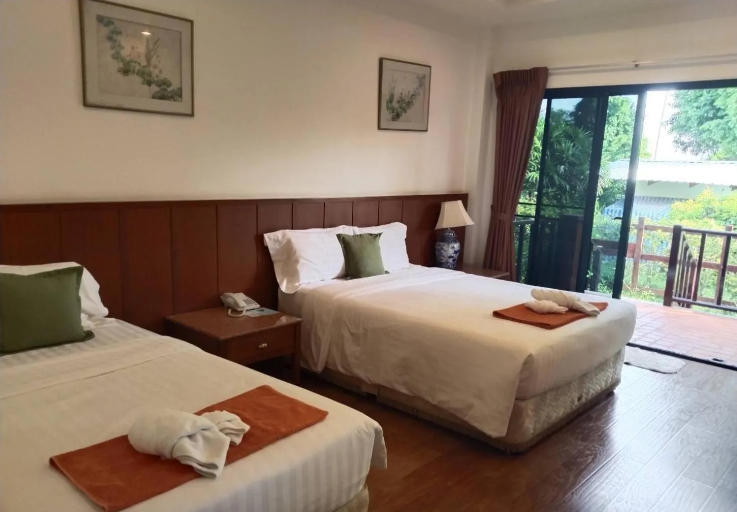 Bed in Sailom Resort Bangsaphan