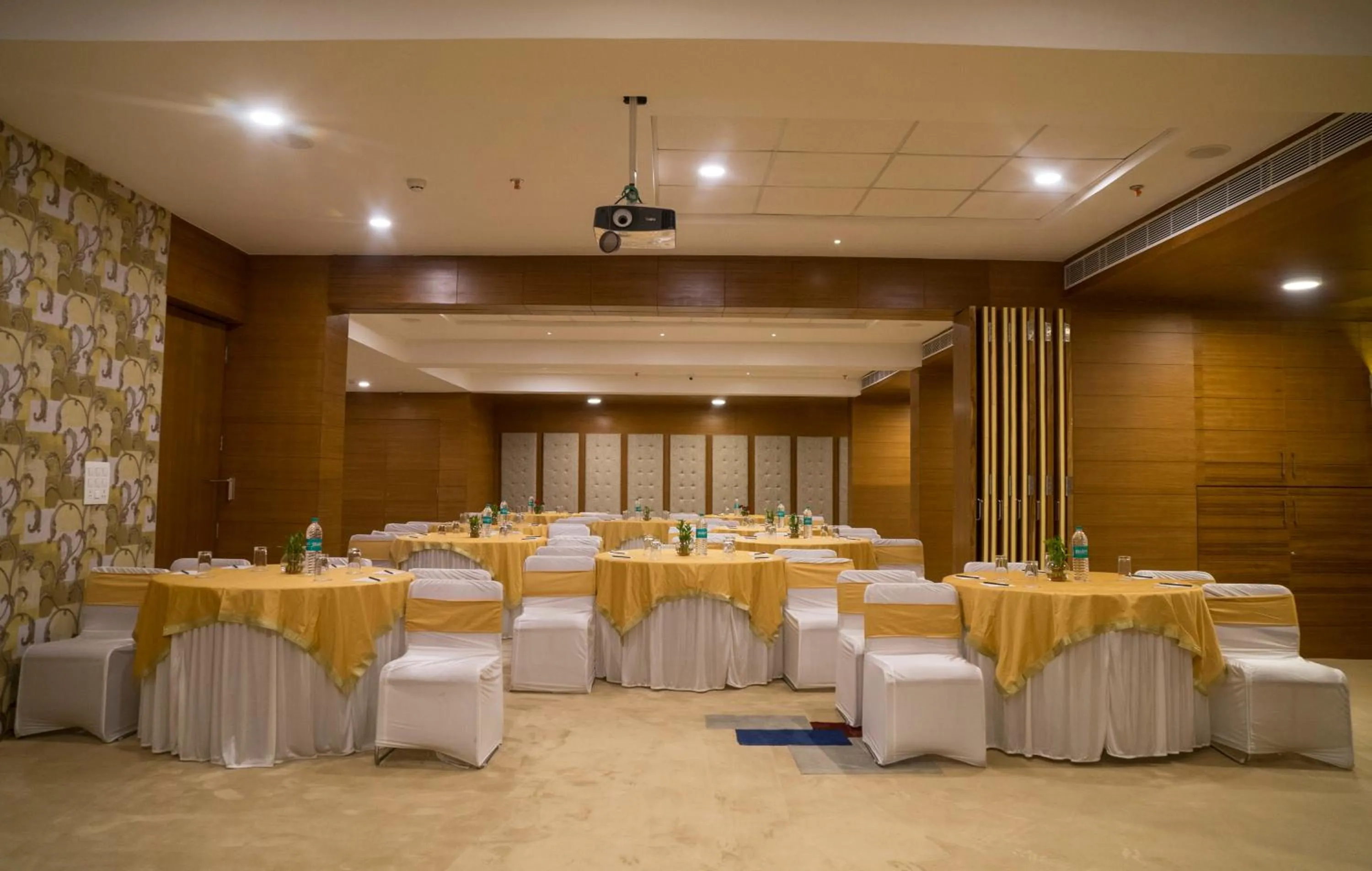 Business facilities in Hotel Udai Median