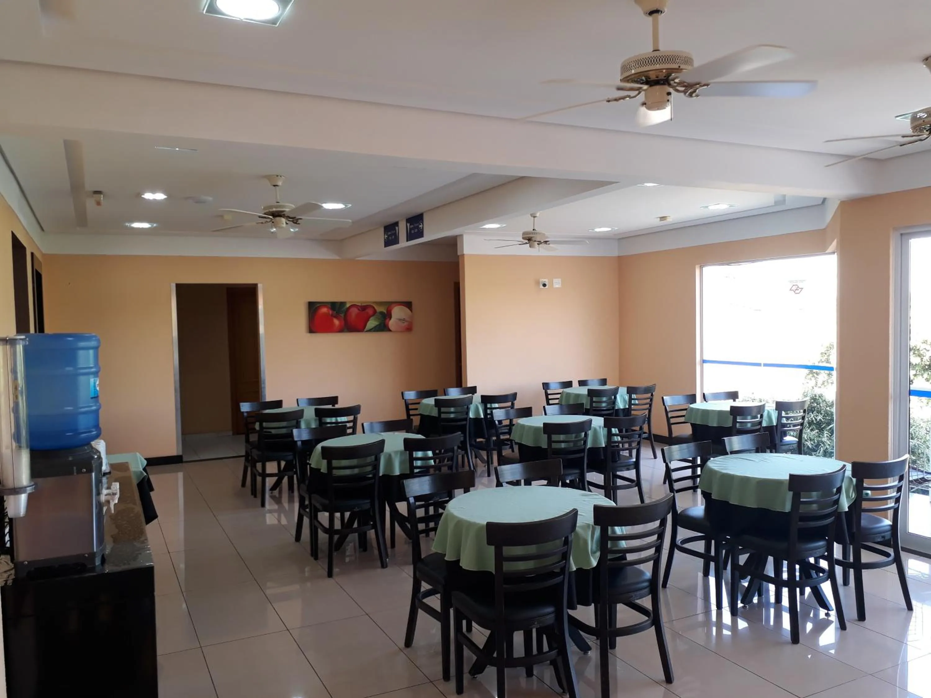 Restaurant/places to eat in Cristal Palace Inn