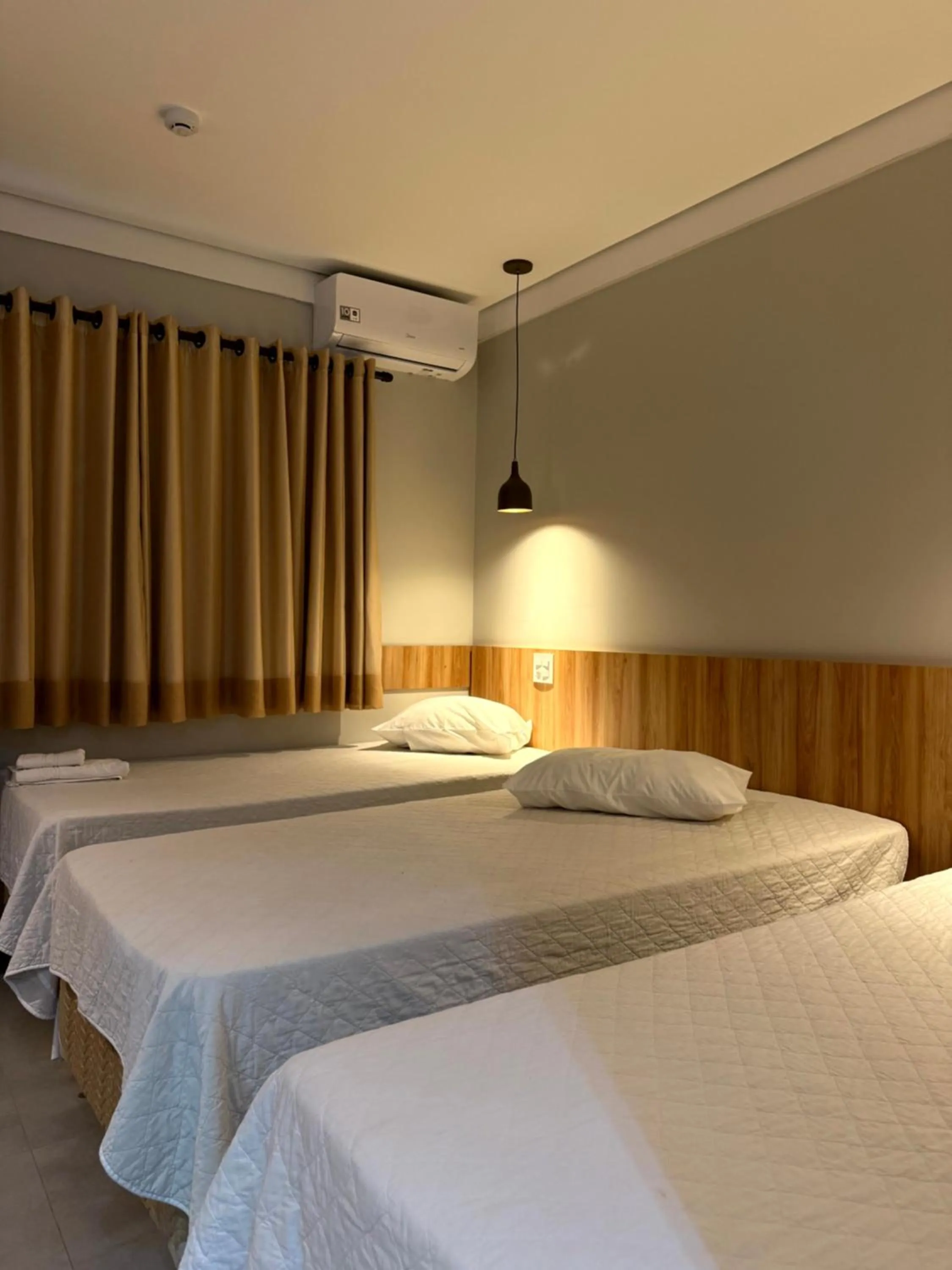 Bed in Cristal Palace Inn