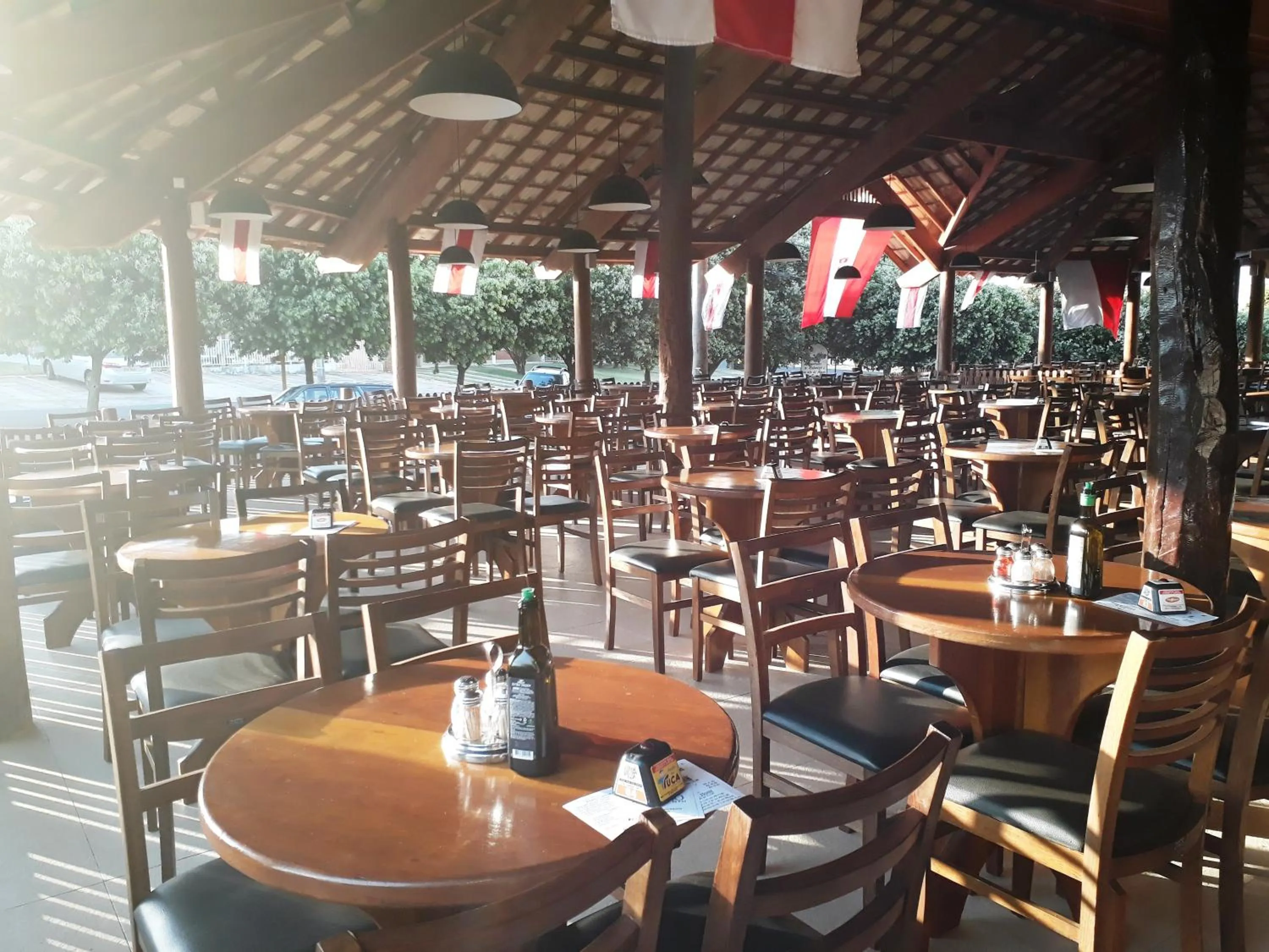 Restaurant/places to eat in Cristal Palace Inn