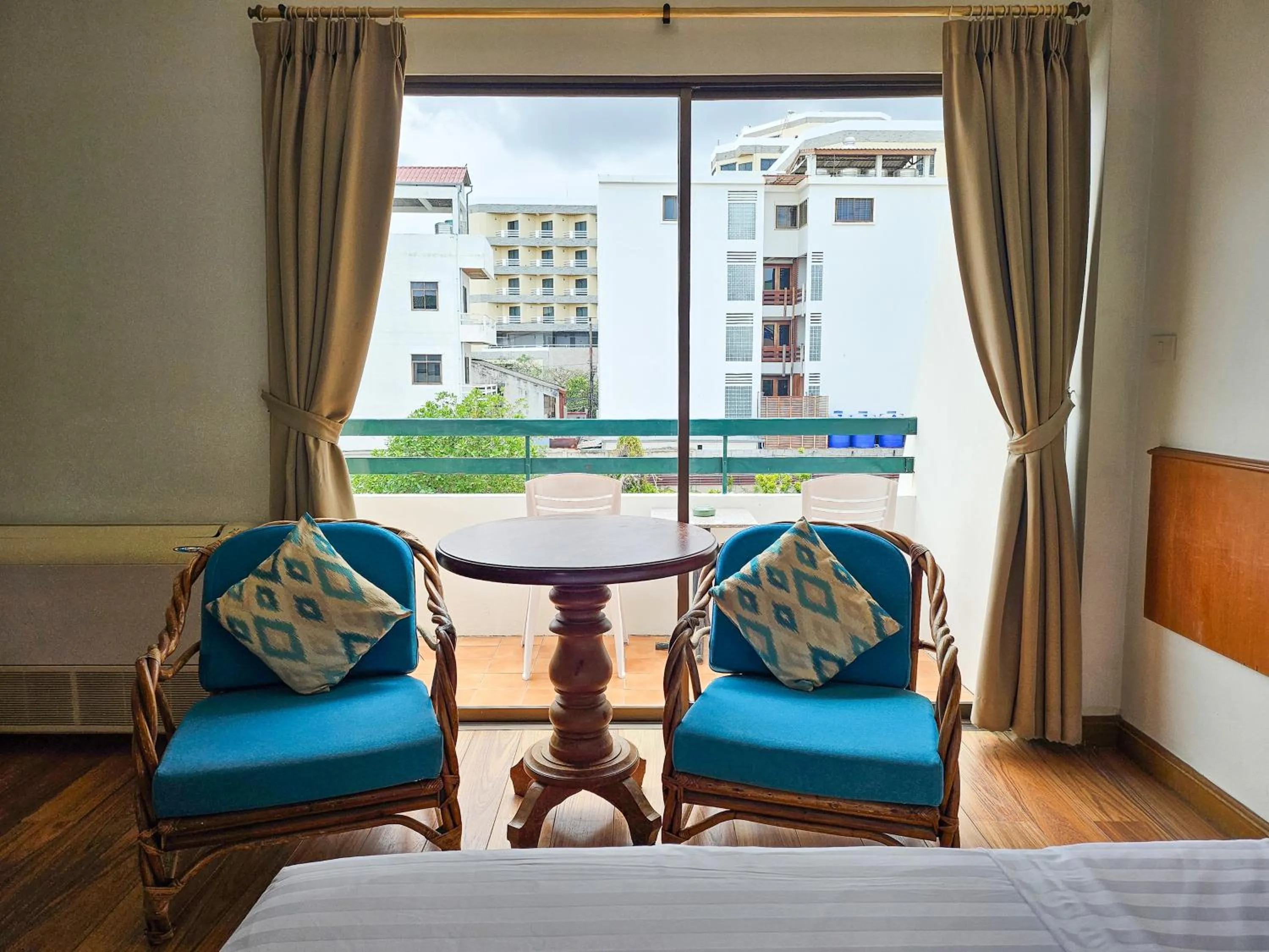 Balcony/Terrace, Bed in Sirin Hotel Hua Hin