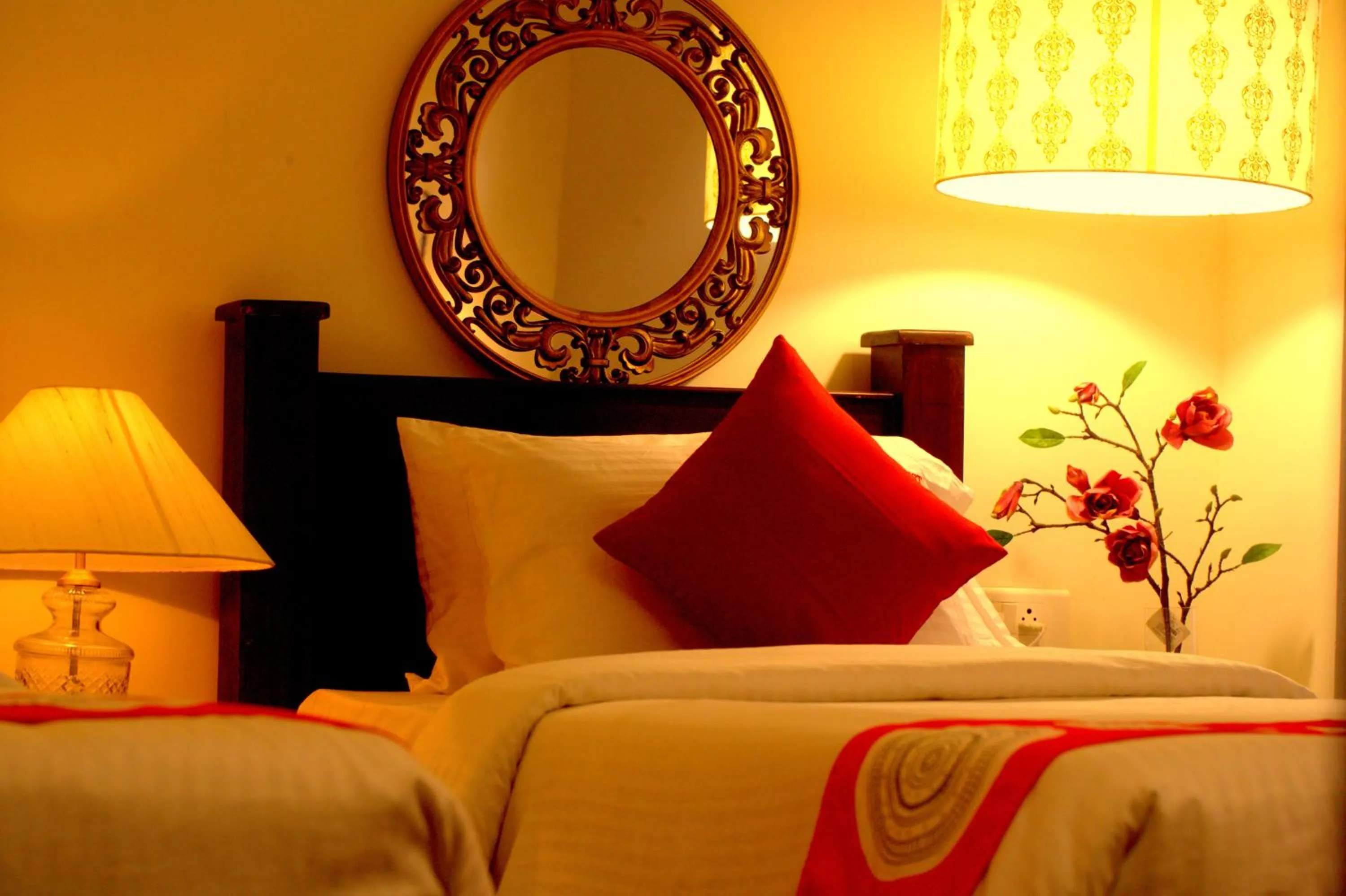 Decorative detail, Bed in Hotel Villa Highnest - Oragadam -Sriperumbudur