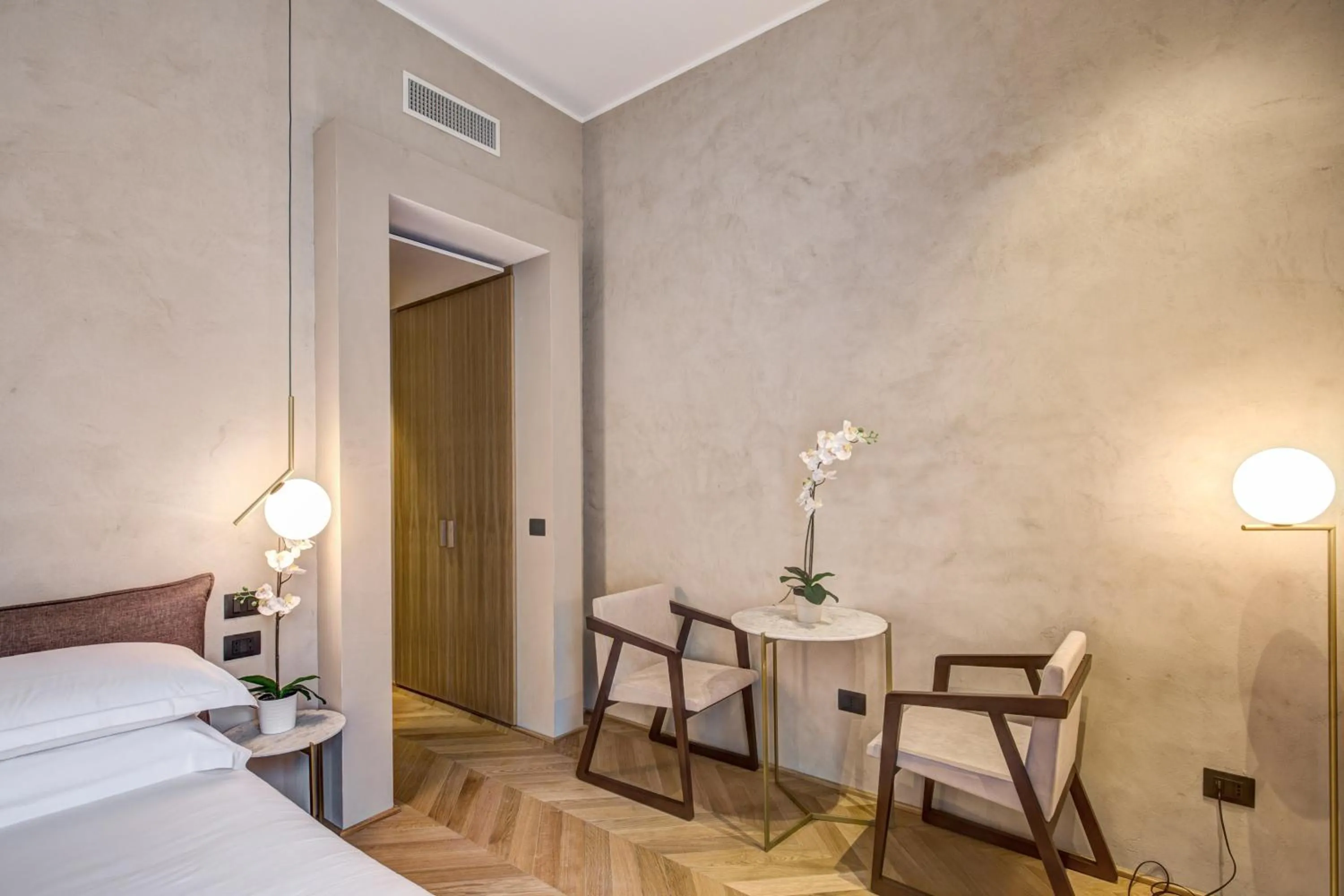 Photo of the whole room, Bed in G55 Design Hotel