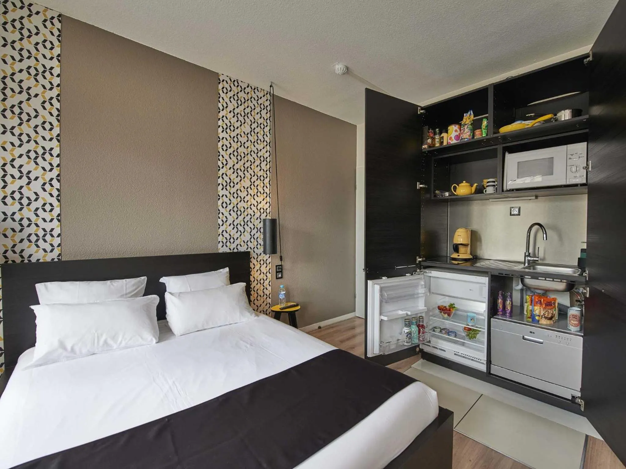 Kitchen or kitchenette, Bed in L'aparthoteL LhL