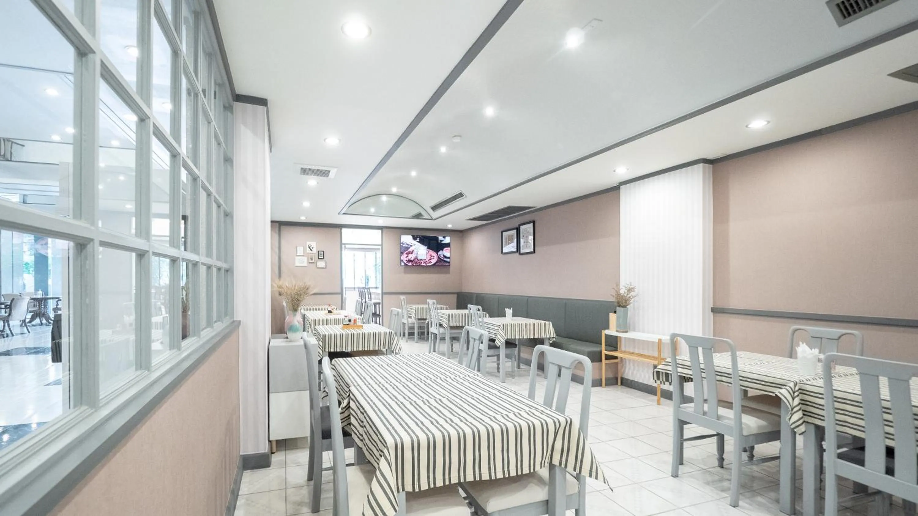 Restaurant/places to eat in Yellow Ribbon Hills Boutique Suites