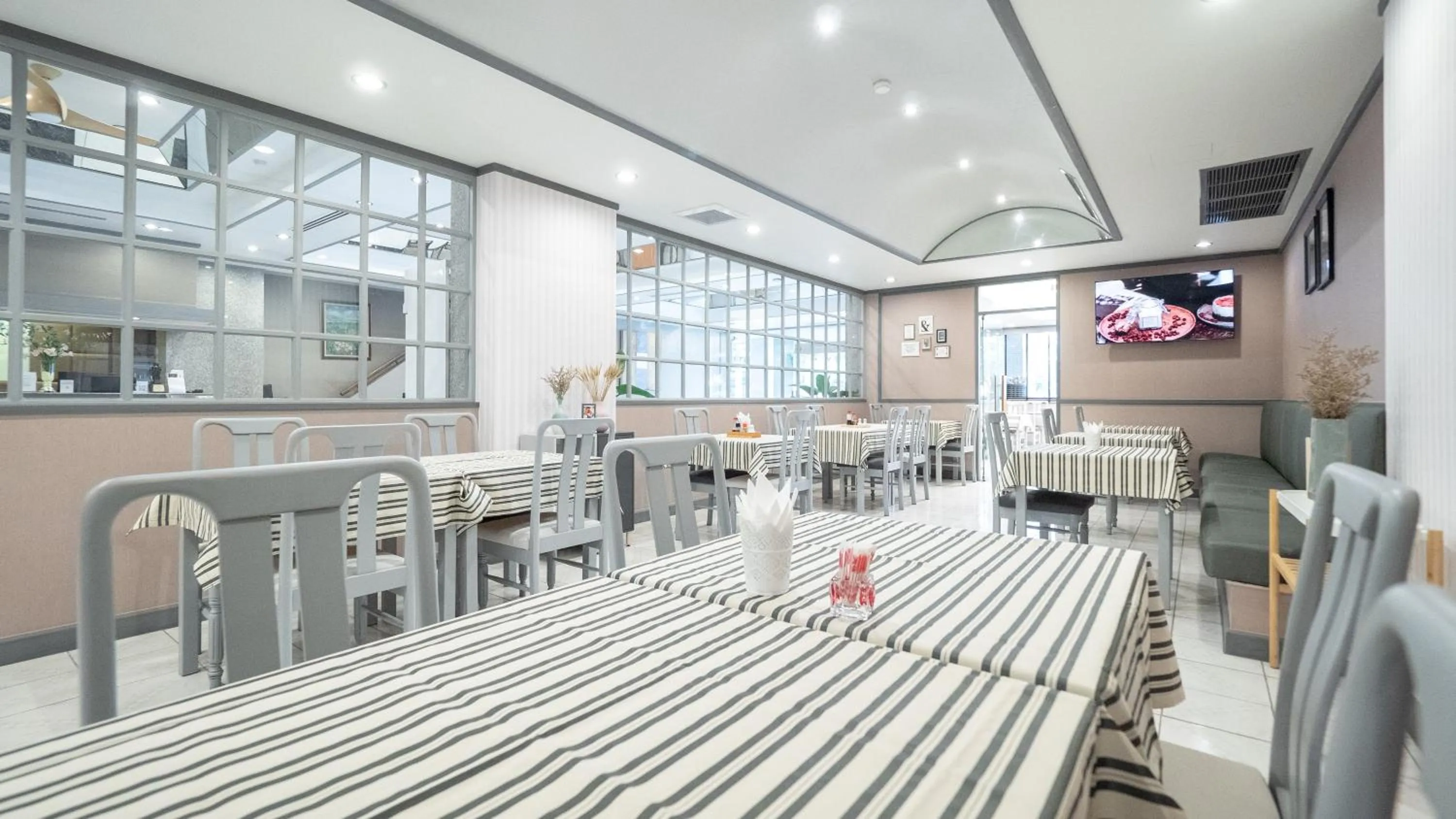 Restaurant/places to eat in Yellow Ribbon Hills Boutique Suites