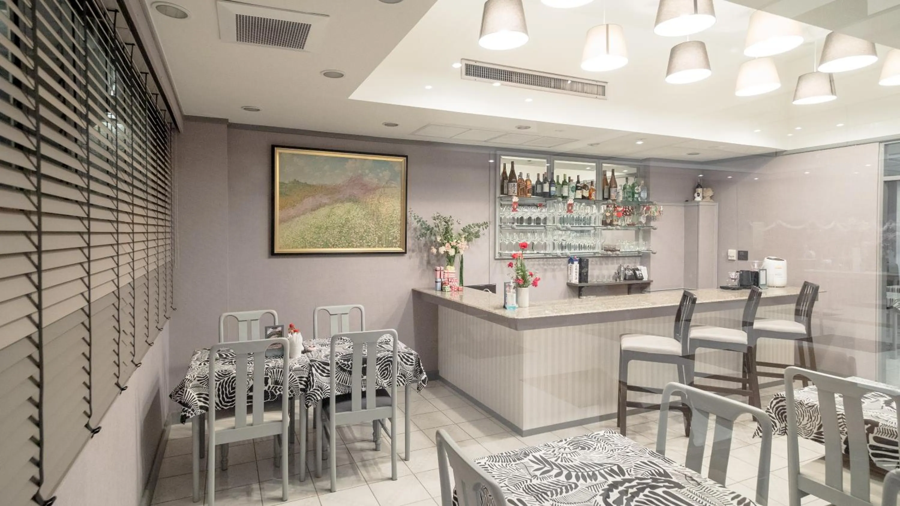 Lounge or bar in Yellow Ribbon Hills Boutique Suites