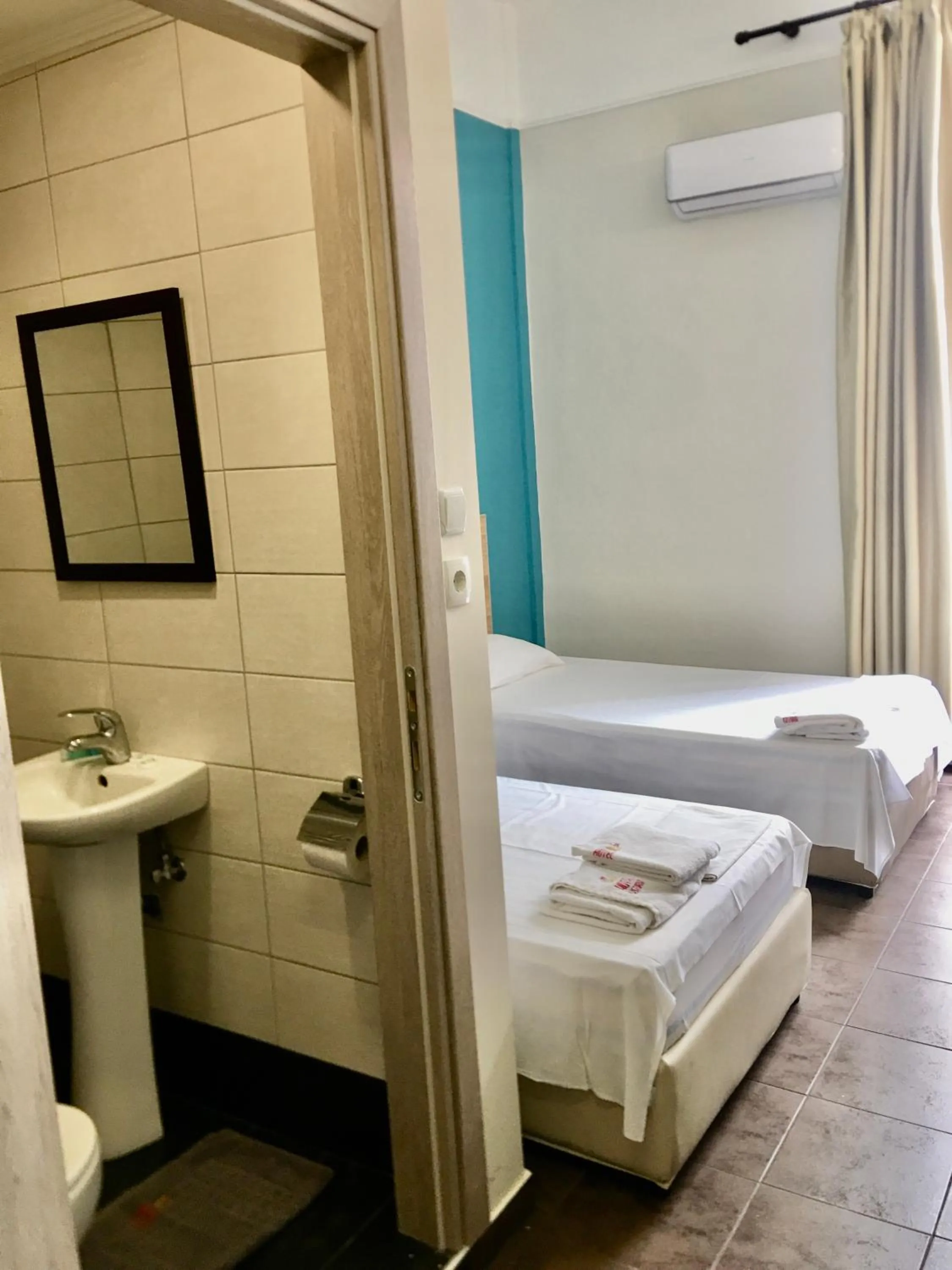 Toilet, Bed in Hotel Kastoria