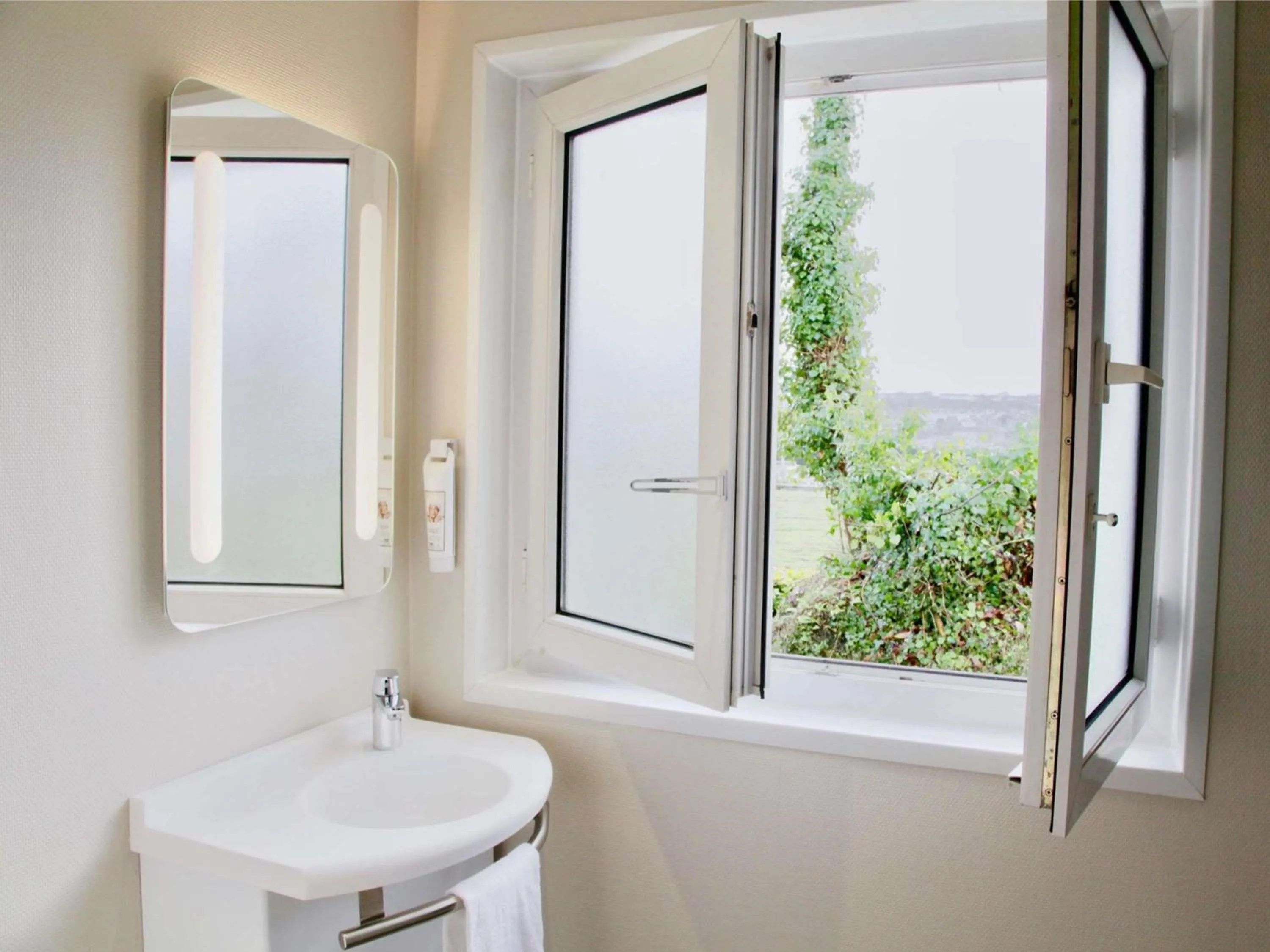 Bedroom in ibis Quimper