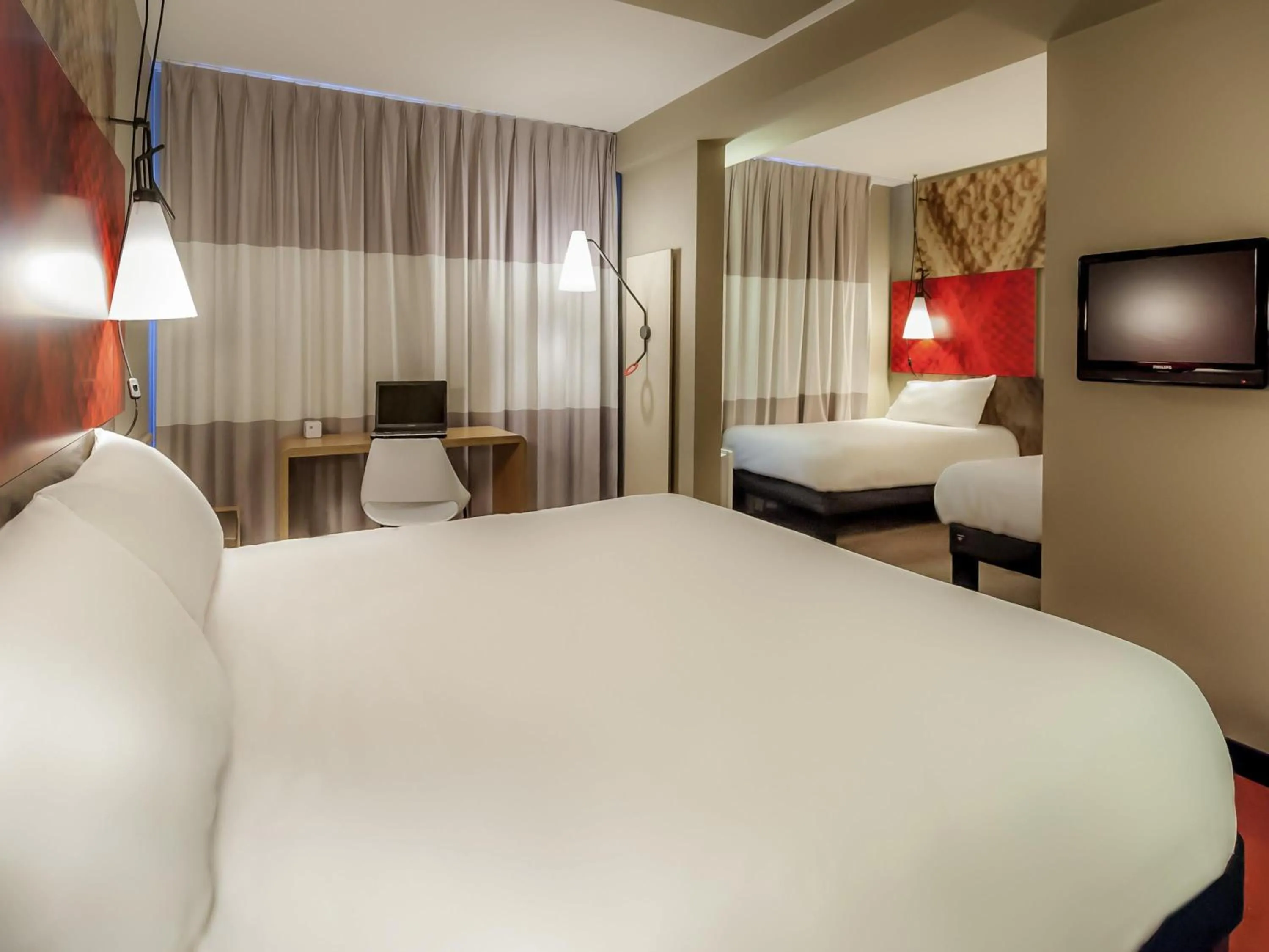 Bedroom, Bed in ibis Quimper