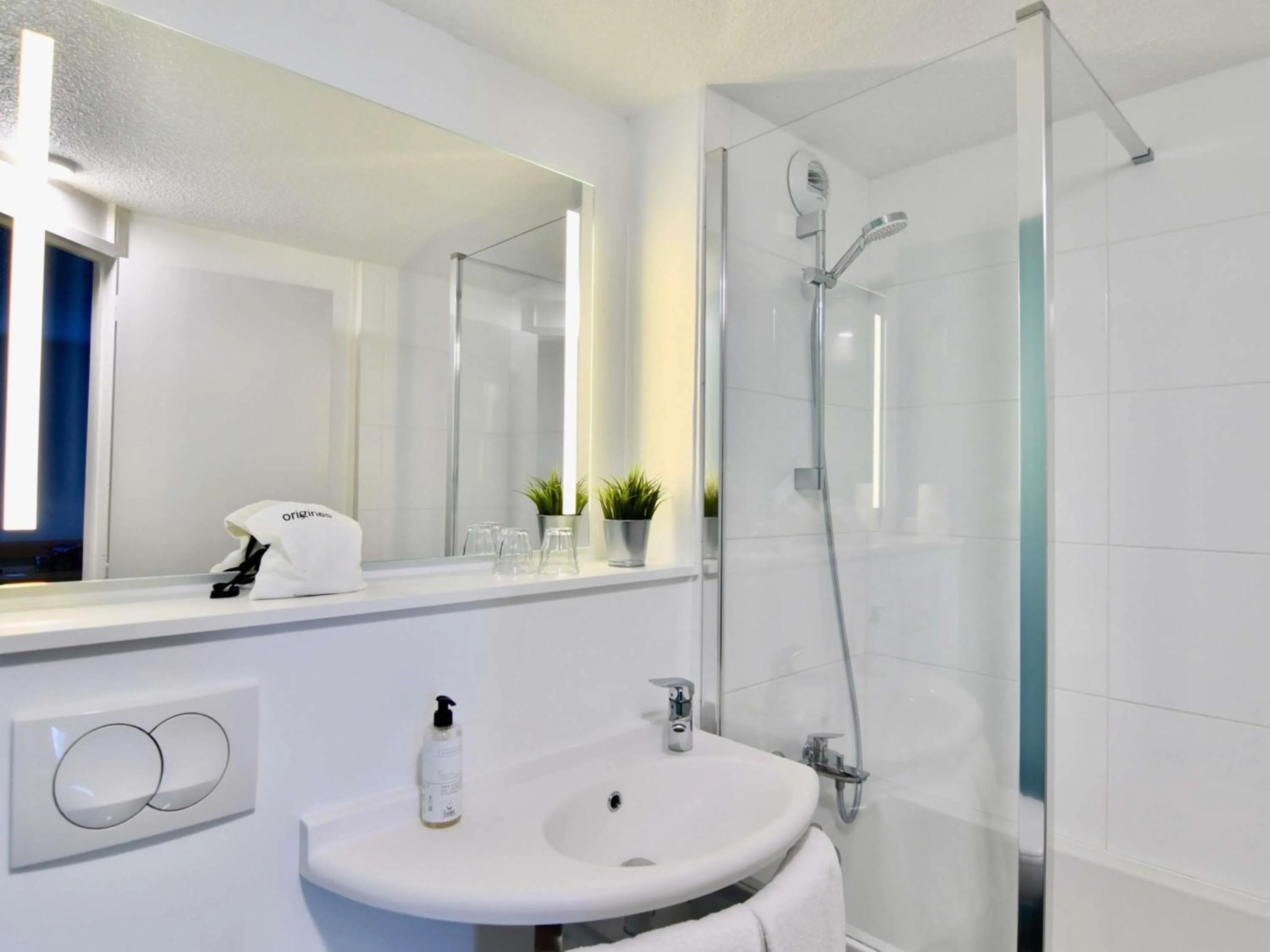 Bedroom in ibis Quimper