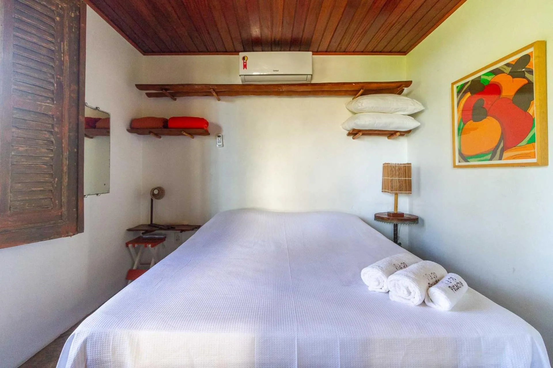 Shower, Bed in Pousada Vila do Patacho