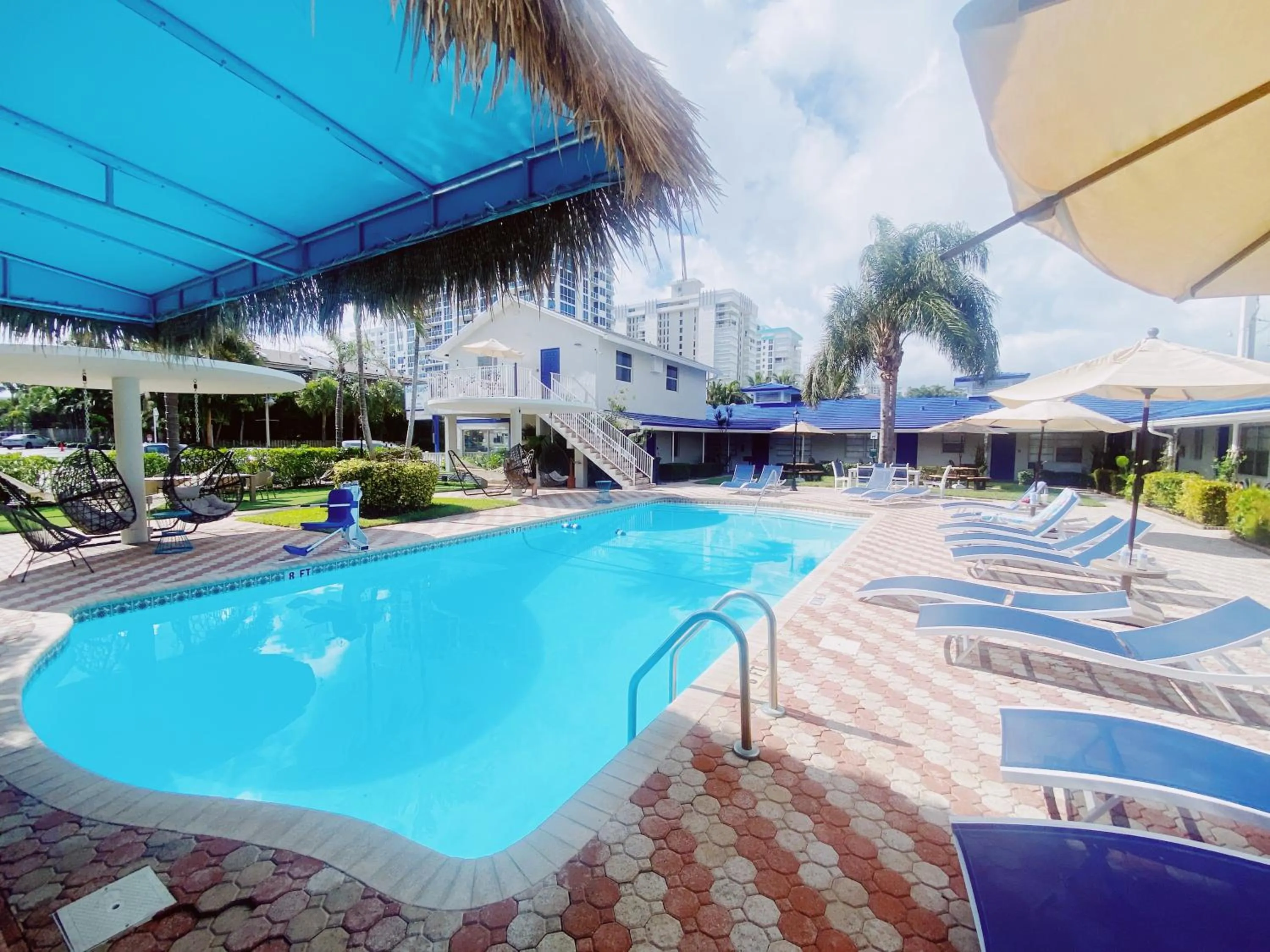 Pool view in Sea Steps By Lowkl