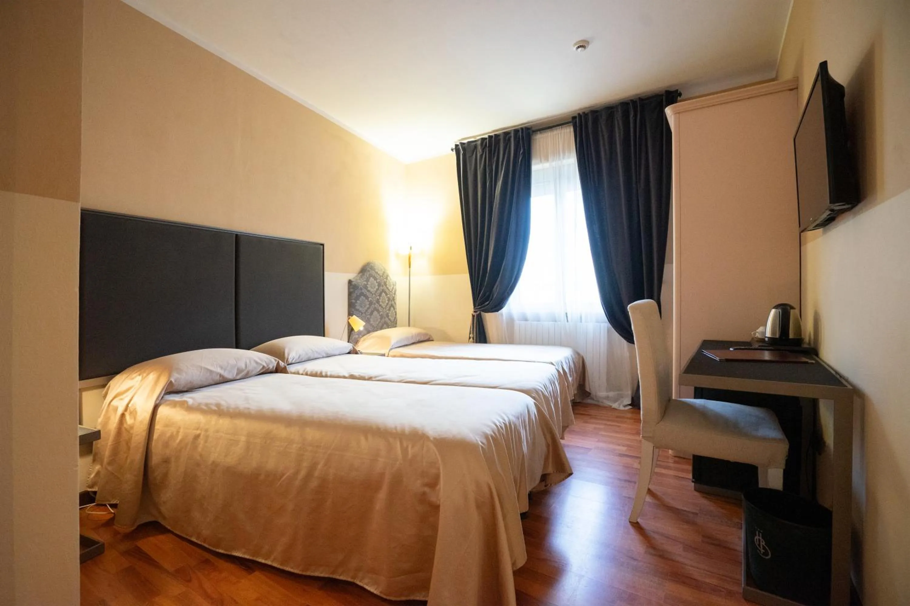 hair dresser, Bed in Hotel Bernardino