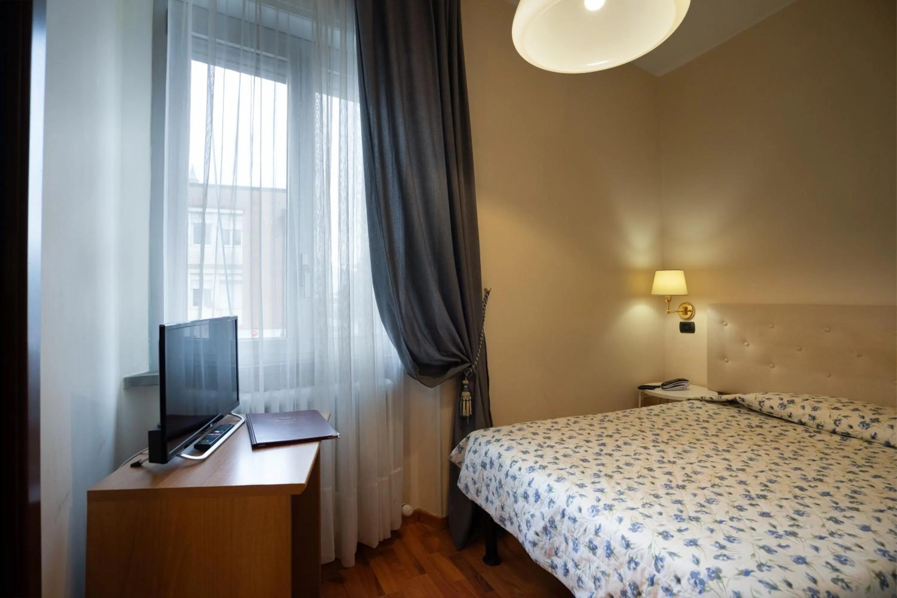 TV and multimedia, Bed in Hotel Bernardino