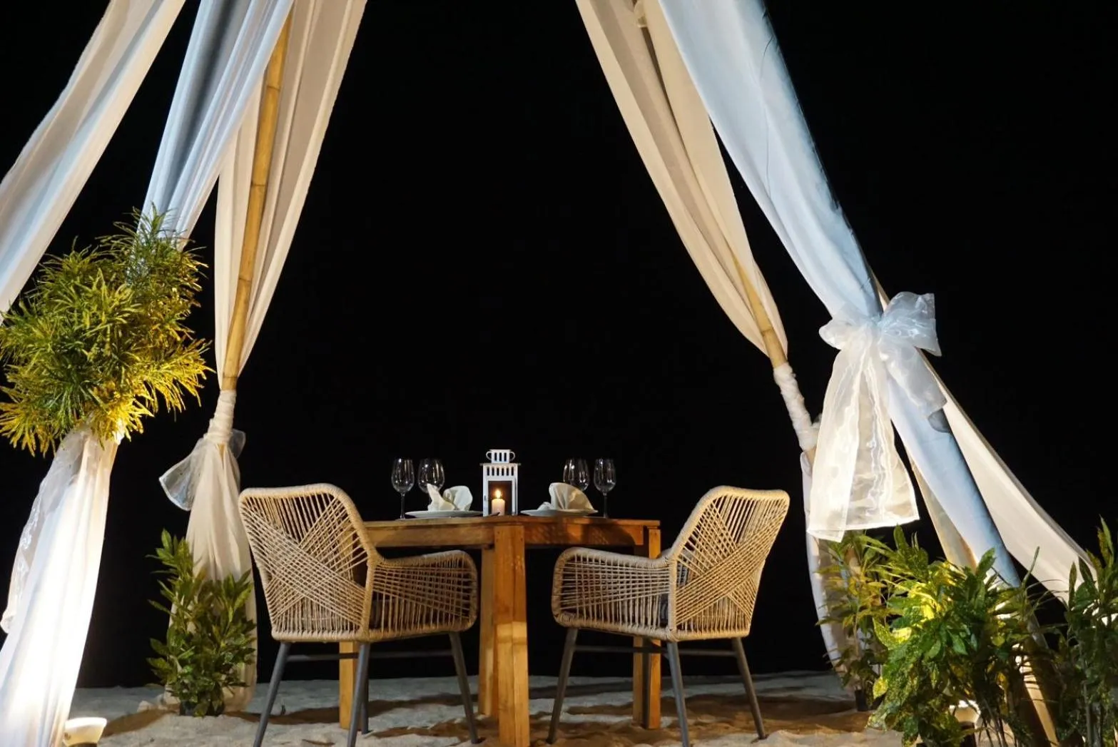 Restaurant/places to eat in The Fair House Beach Resort & Hotel