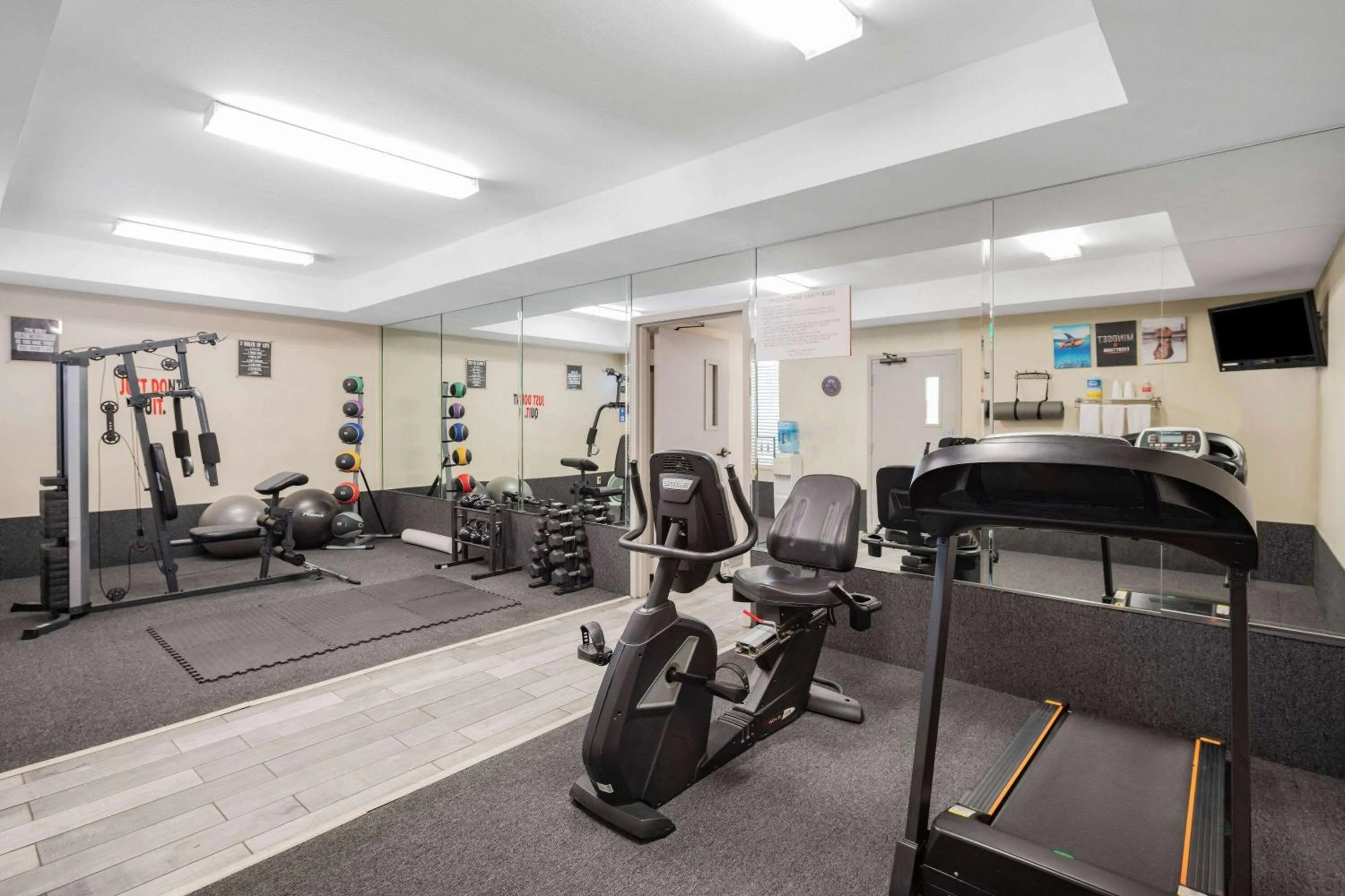 Fitness centre/facilities in Ramada by Wyndham Bakersfield