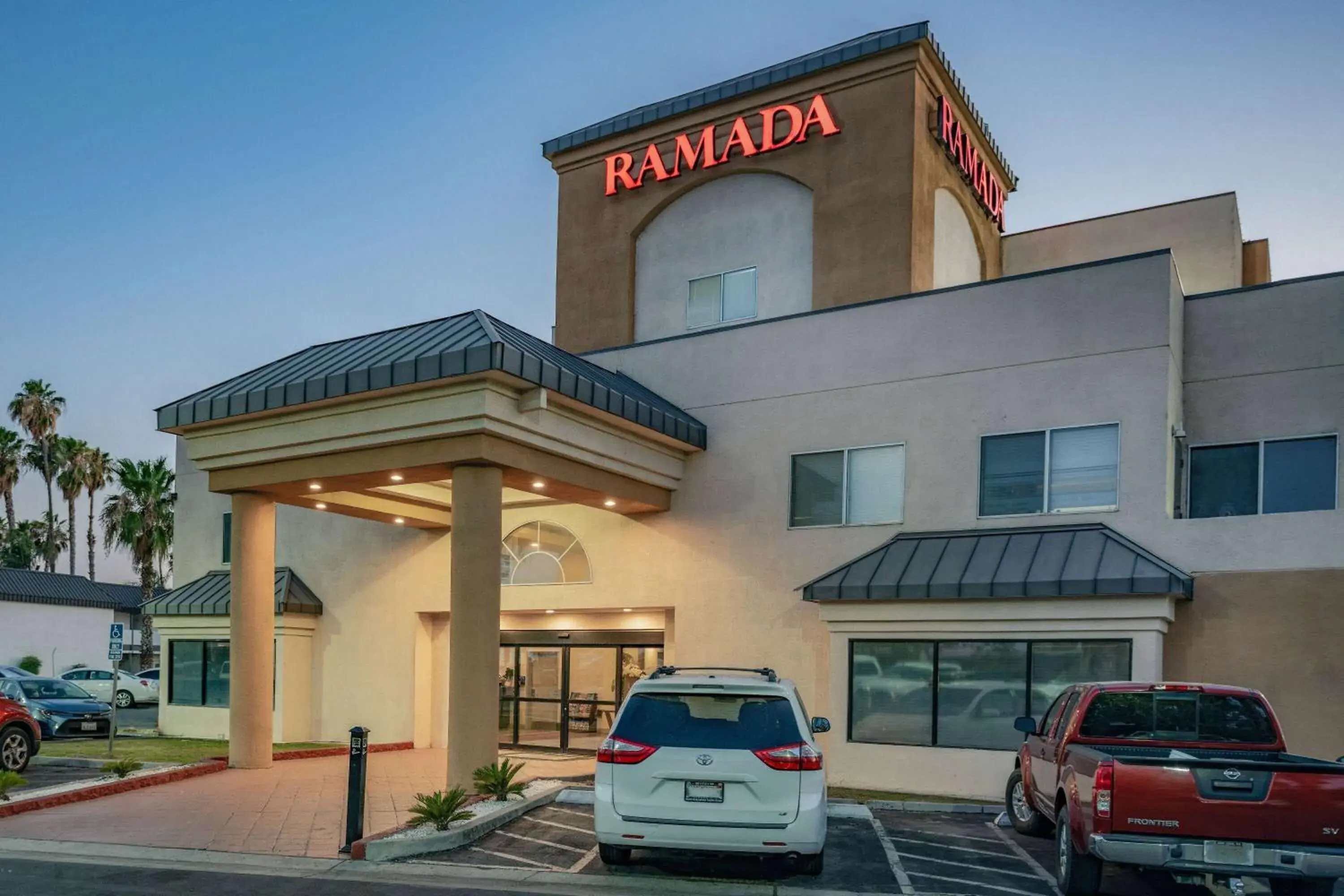 Property building in Ramada by Wyndham Bakersfield Property building in Ramada by Wyndham Bakersfield