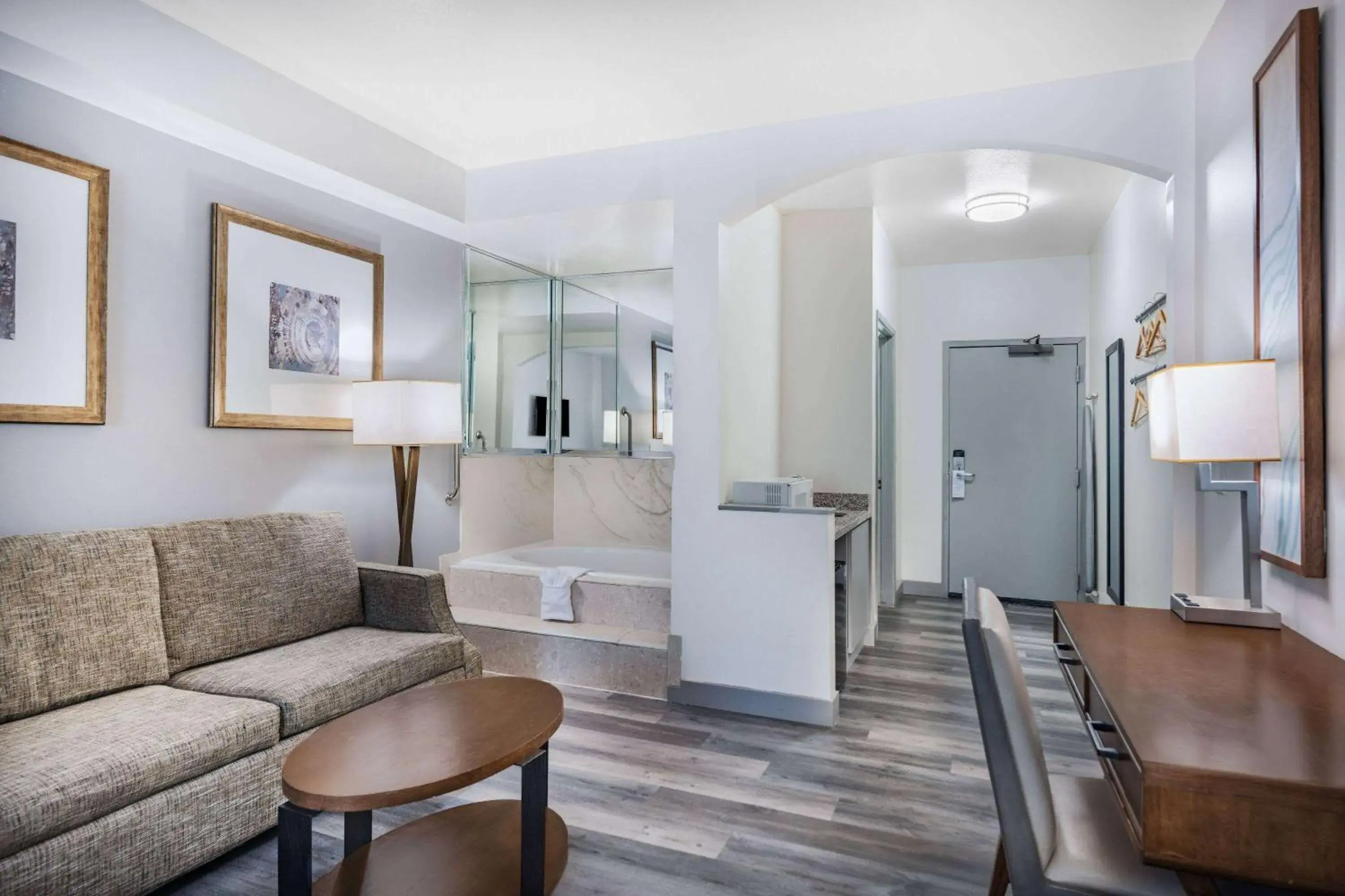 King Suite with Jetted Tub - Non-Smoking in Ramada by Wyndham Bakersfield King Suite with Jetted Tub - Non-Smoking in Ramada by Wyndham Bakersfield