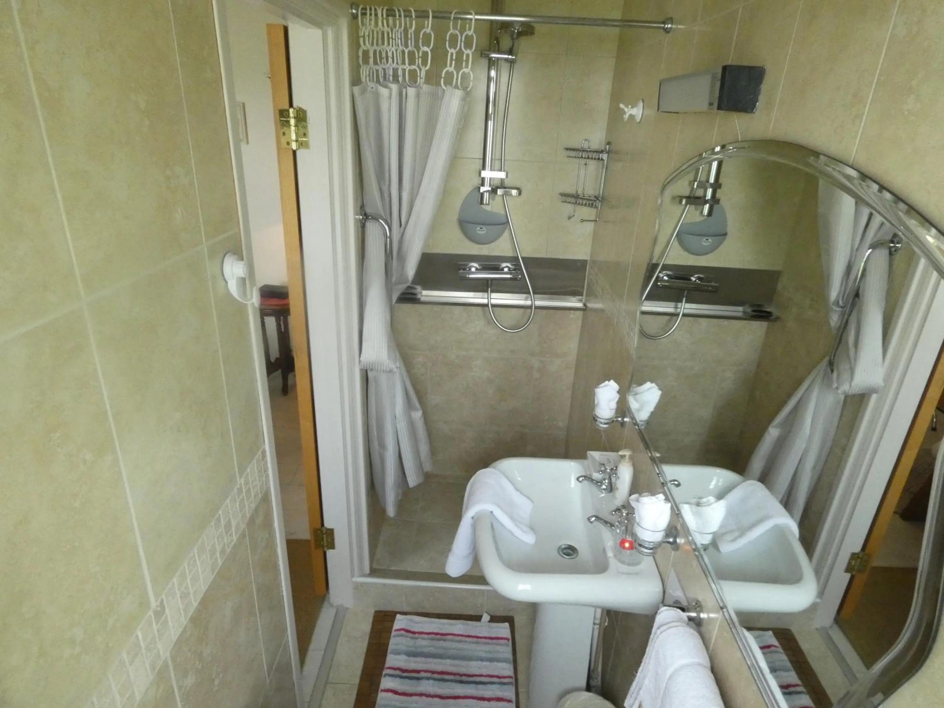 Bathroom in Bunratty Castle Mews B&B