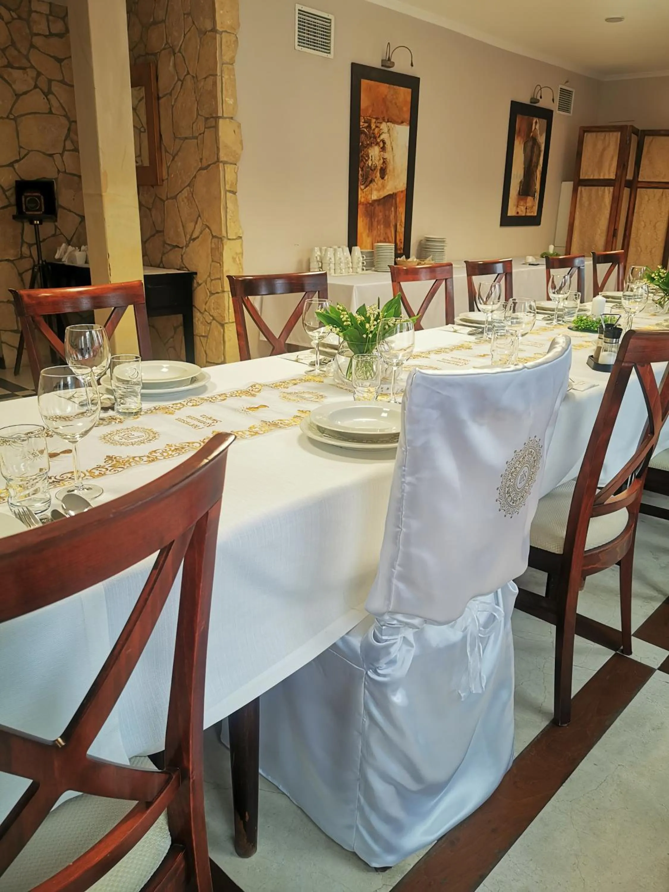 Restaurant/places to eat in Hotel Daria