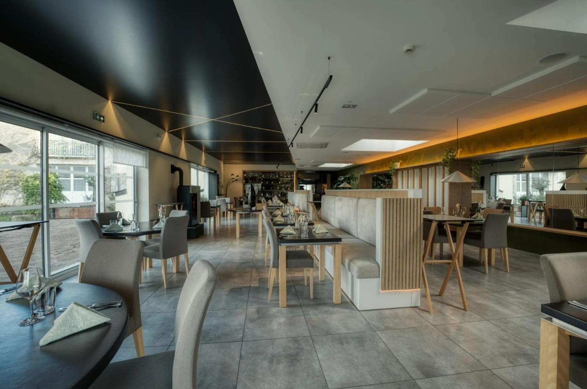 Restaurant/places to eat in Logis Restaurant & Hôtel À la 12