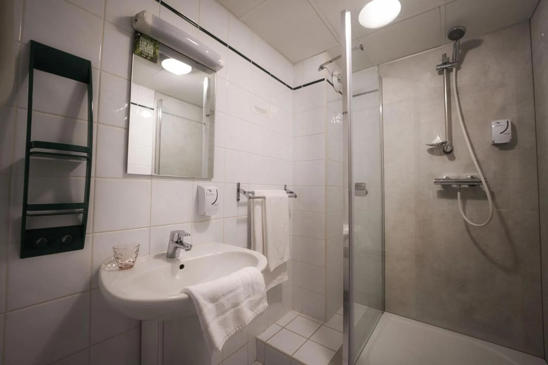 Shower in Logis Restaurant & Hôtel À la 12