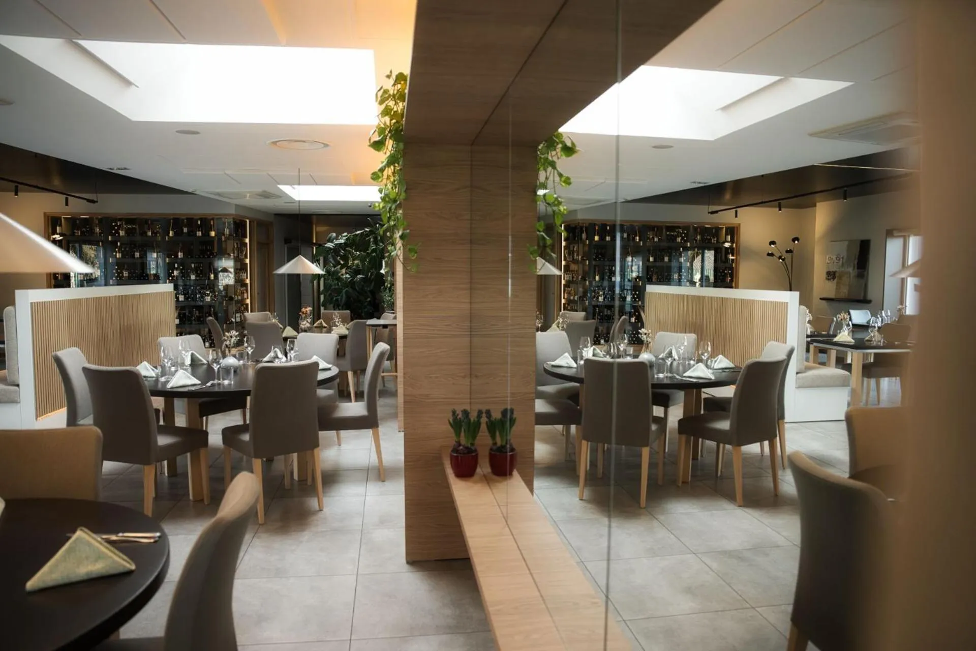 Restaurant/places to eat in Logis Restaurant & Hôtel À la 12