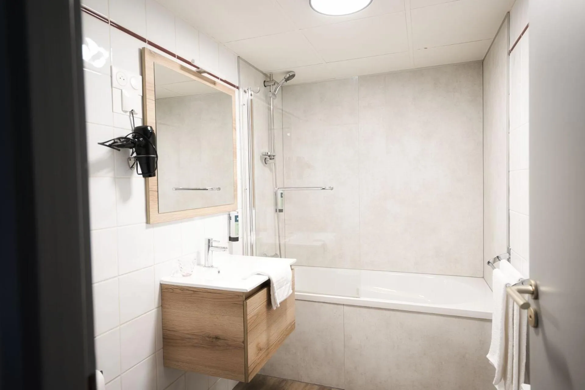 Shower in Logis Restaurant & Hôtel À la 12