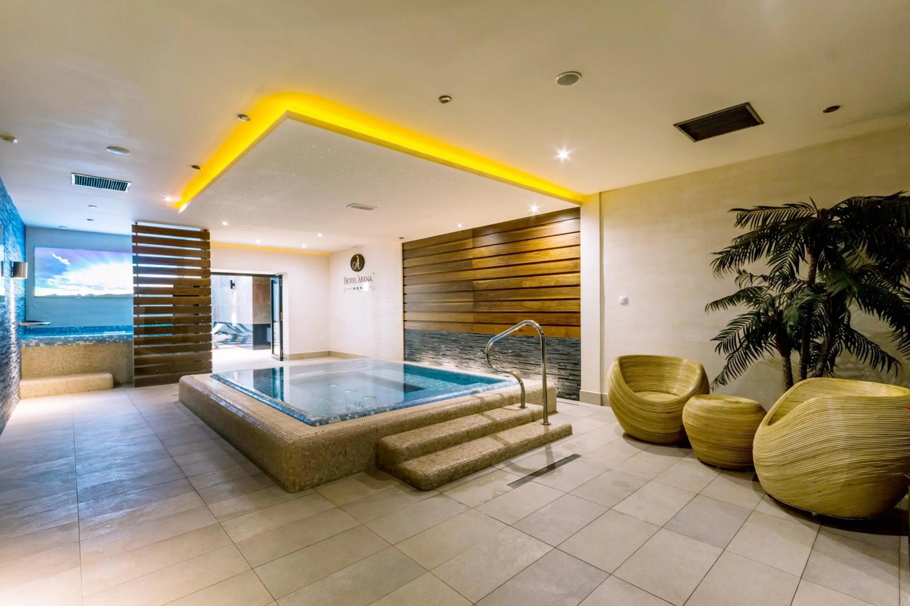 Hot Tub in Arena Hotel Spa & Wellness