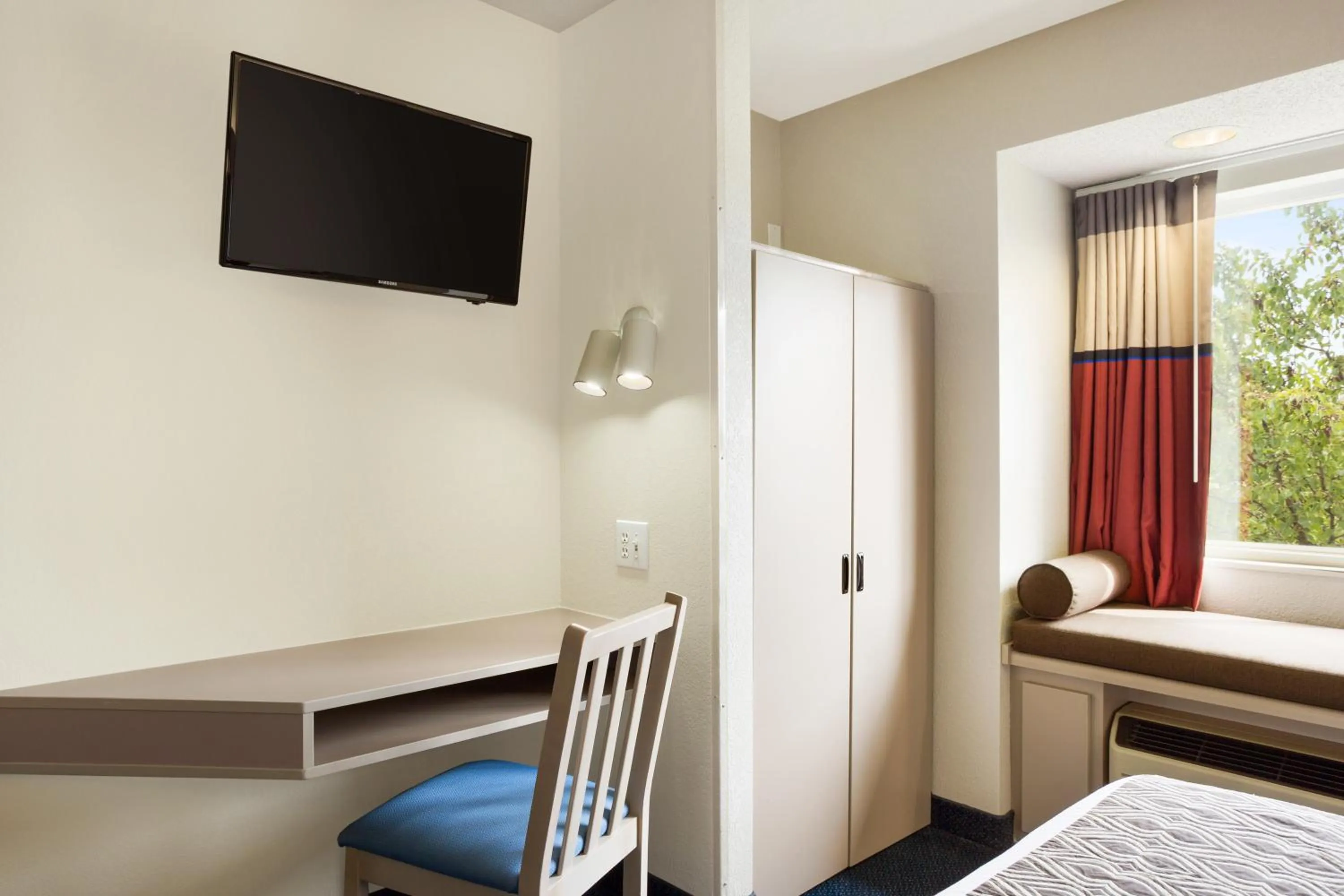 TV and multimedia, Bed in Microtel Inn By Wyndham Louisville East