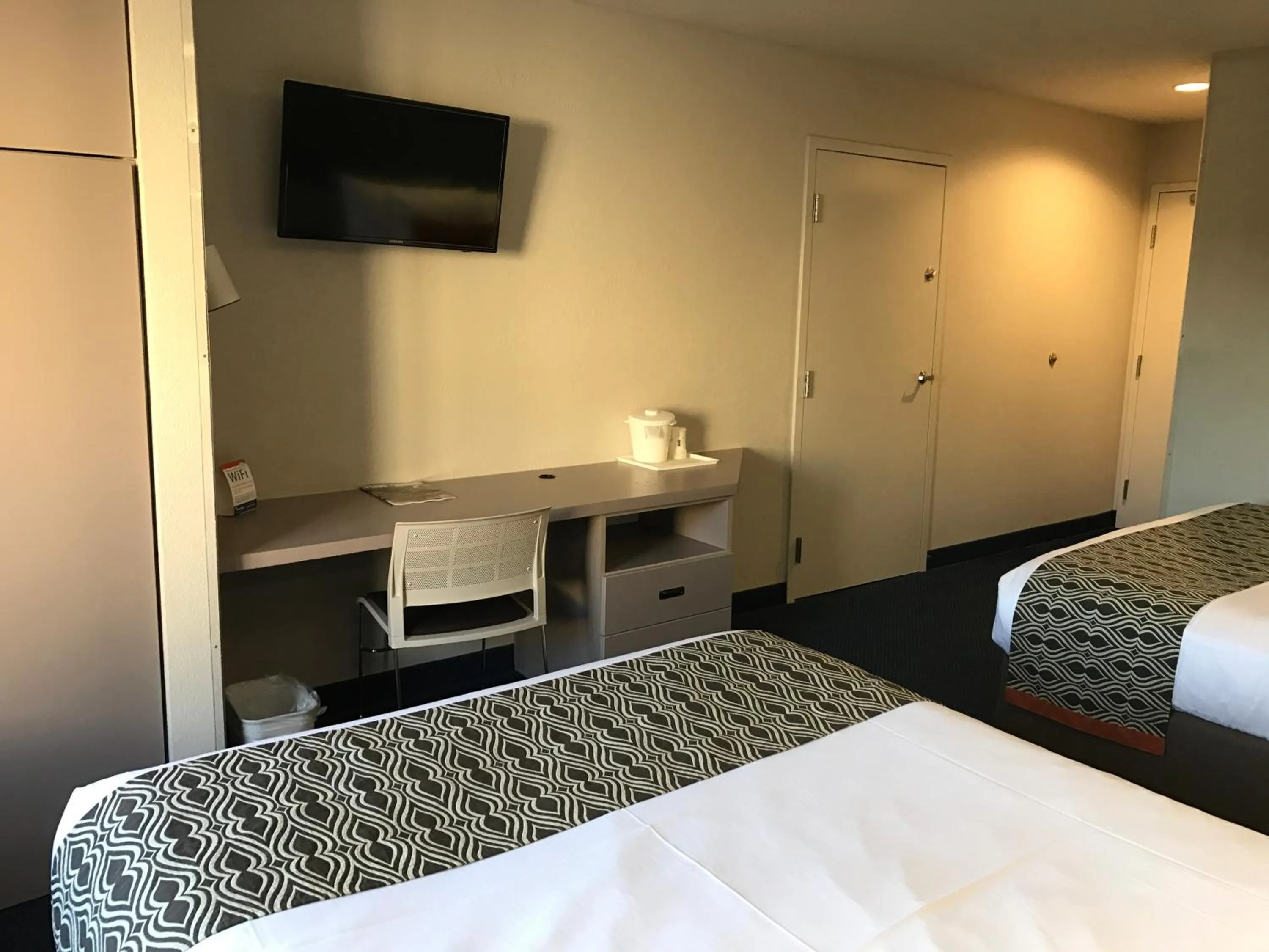 Bed in Microtel Inn By Wyndham Louisville East