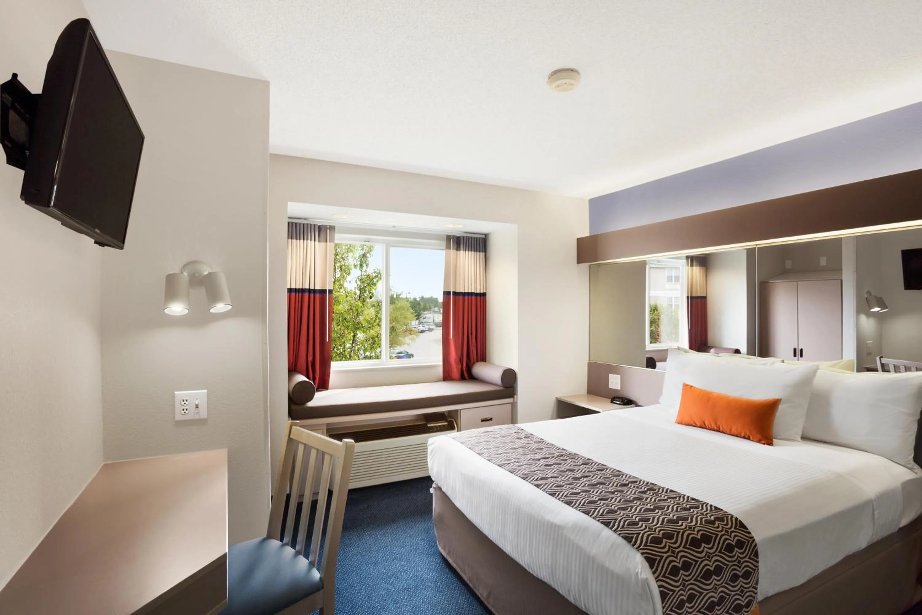 TV and multimedia, Bed in Microtel Inn By Wyndham Louisville East