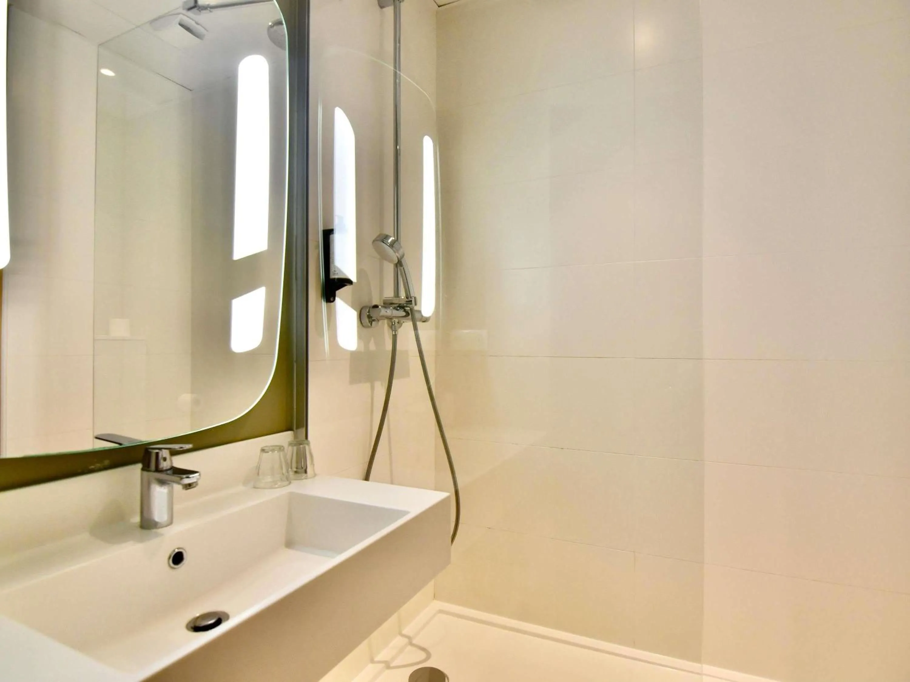 Bedroom in ibis Nantes Saint Herblain