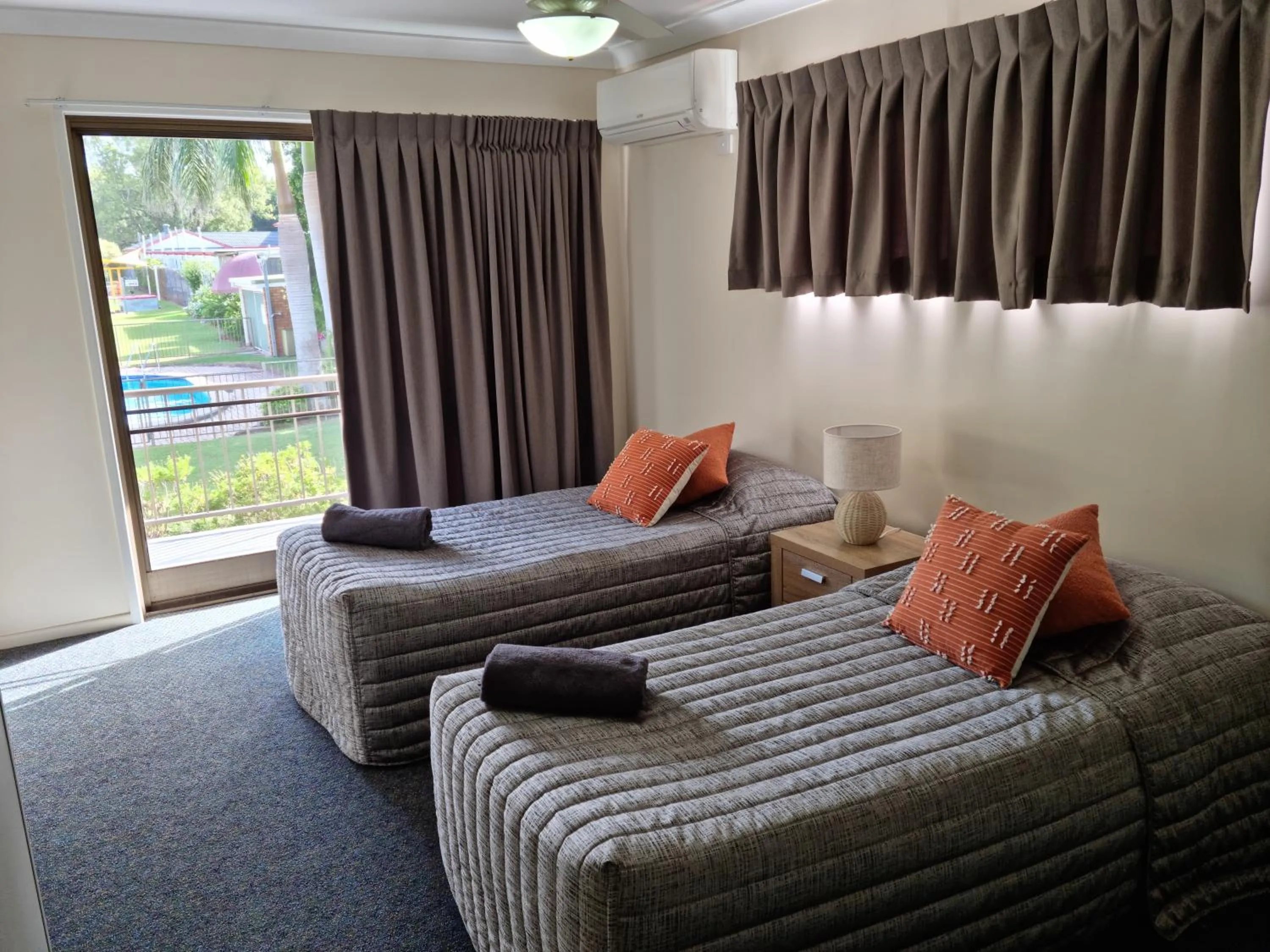 Bed in Whiteoaks Motel & Lodges
