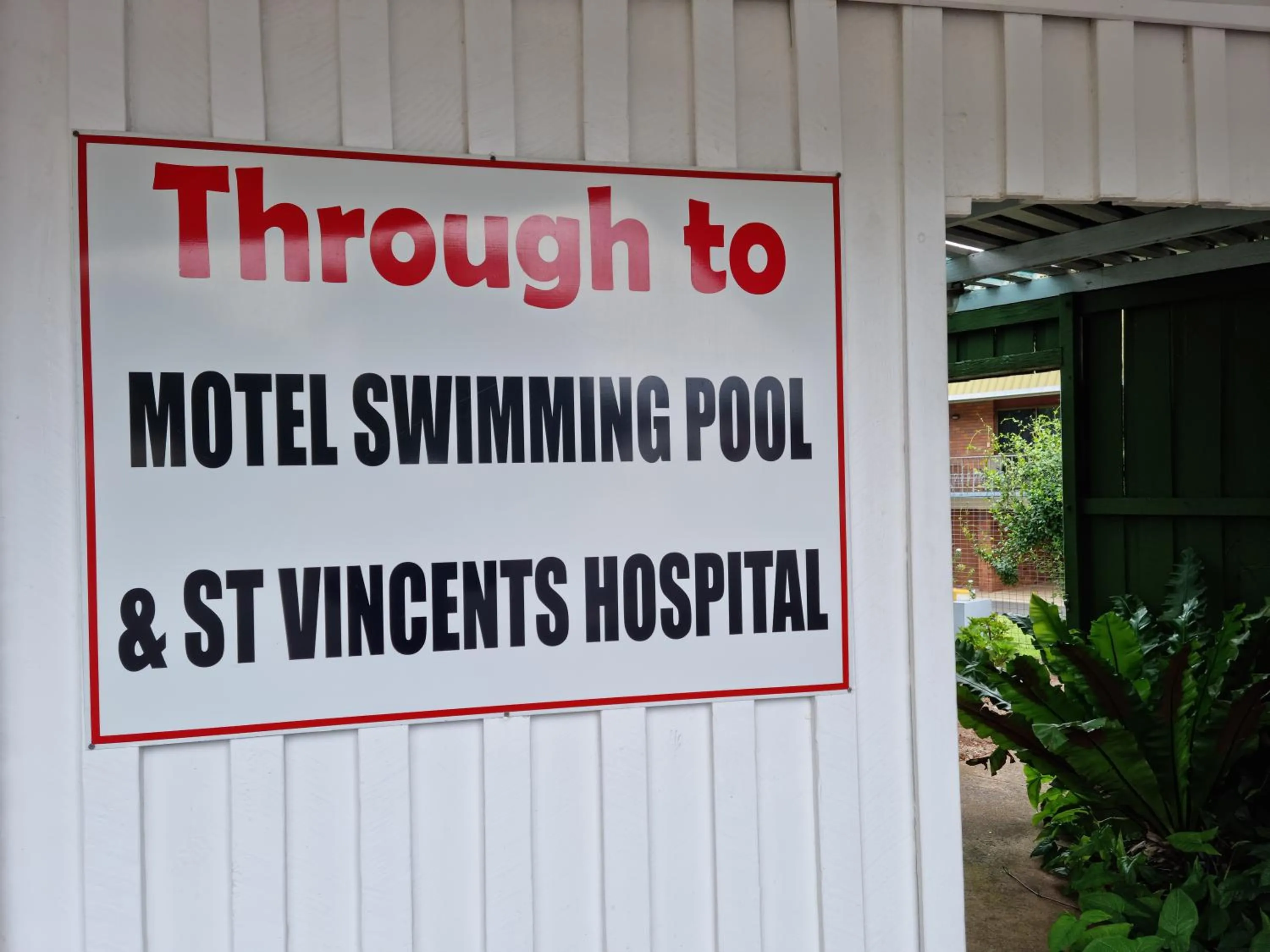 Logo/Certificate/Sign in Whiteoaks Motel & Lodges