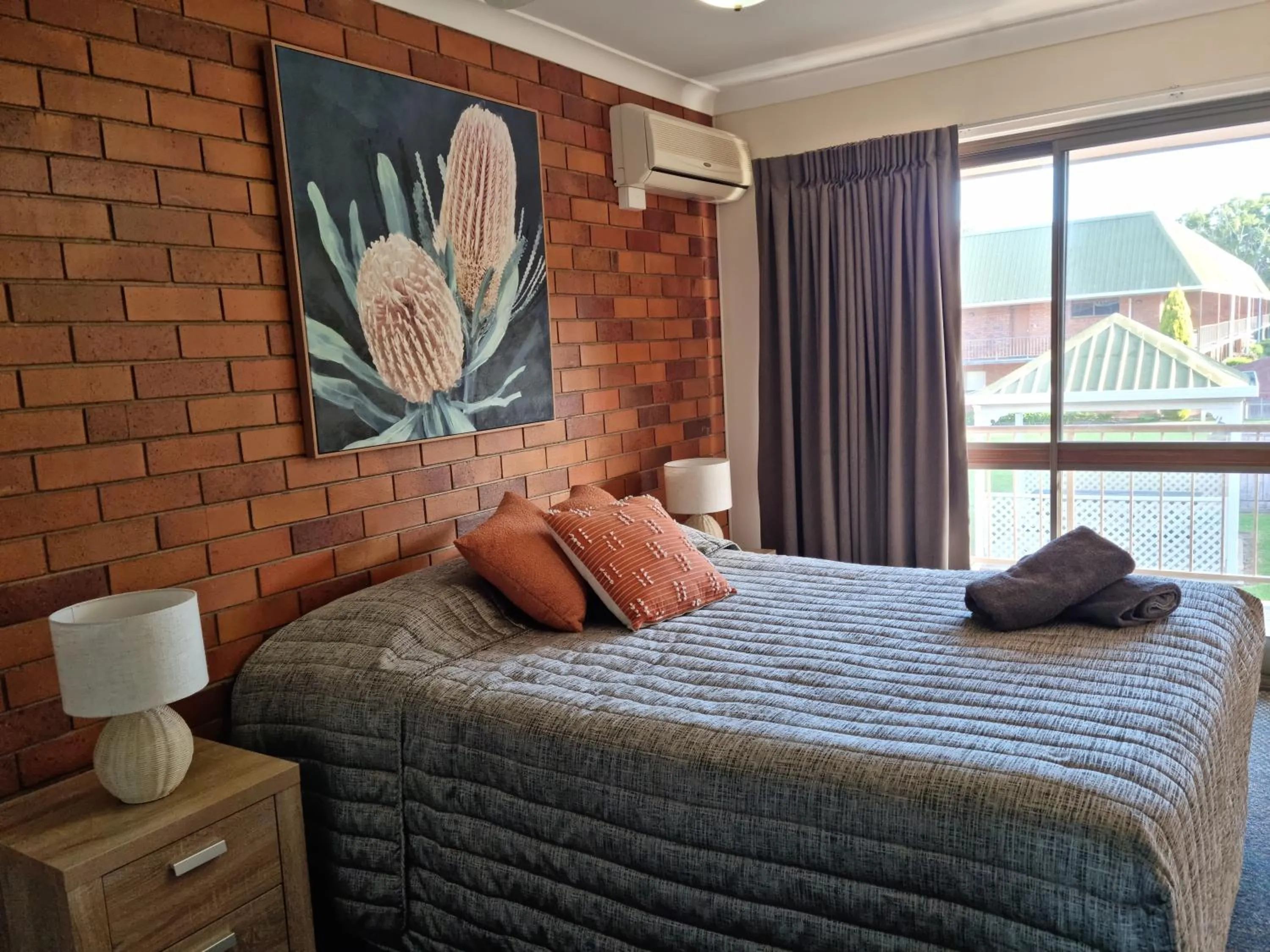 Bed in Whiteoaks Motel & Lodges