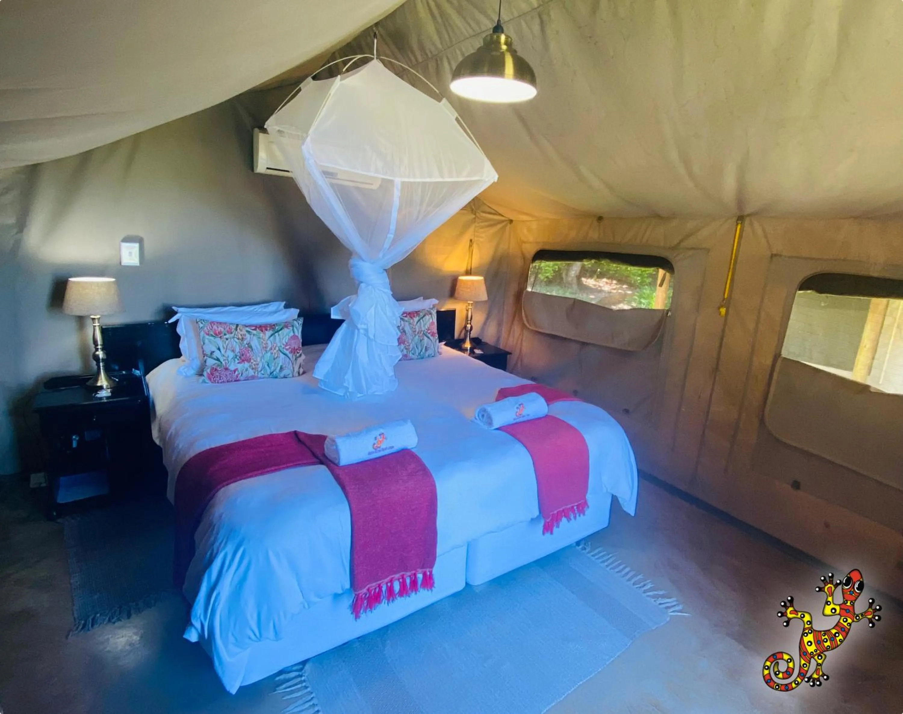 Bed in Sabie River Bush Lodge