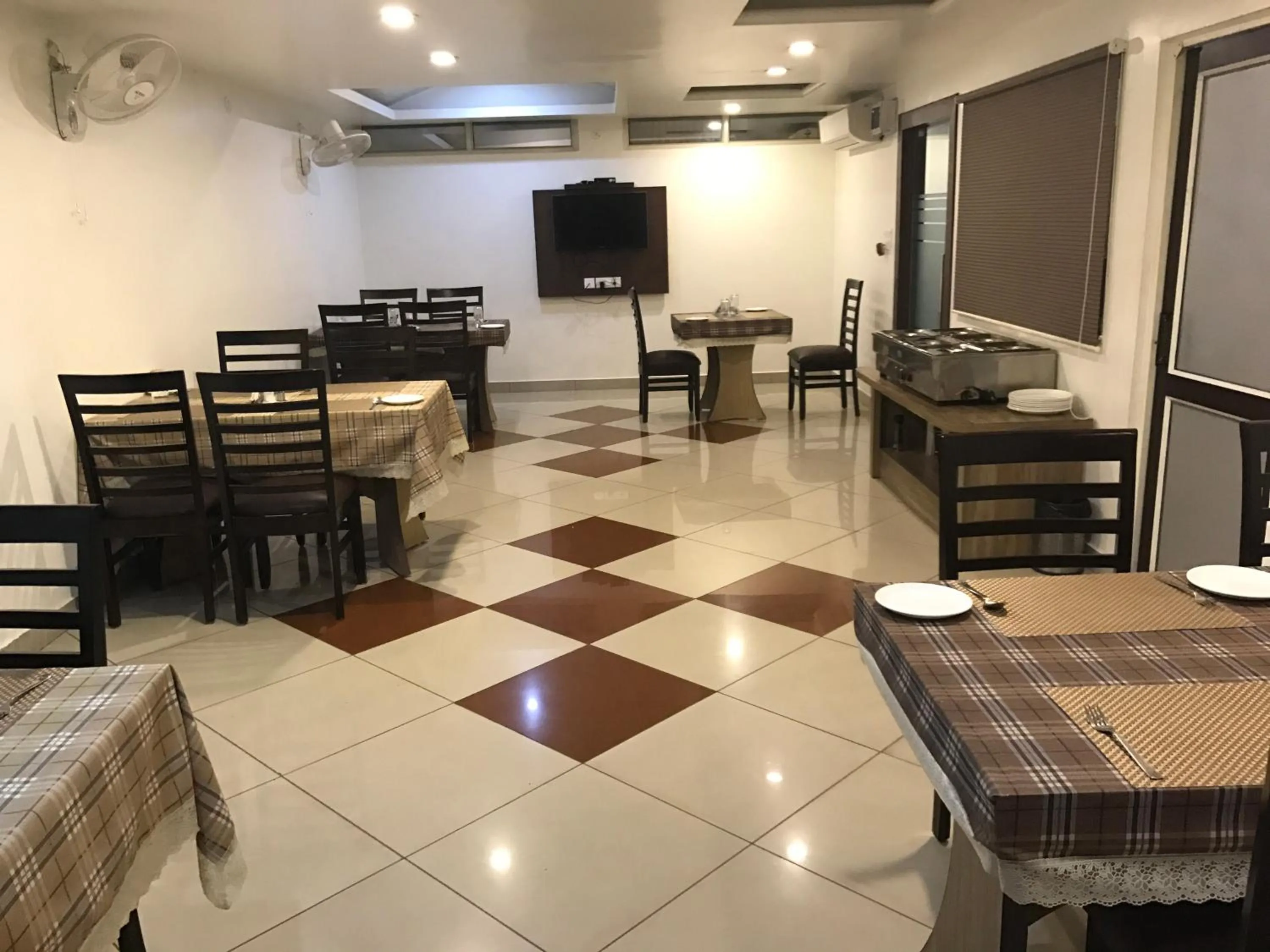 Restaurant/places to eat in Elite Suites MINT Gomti Nagar