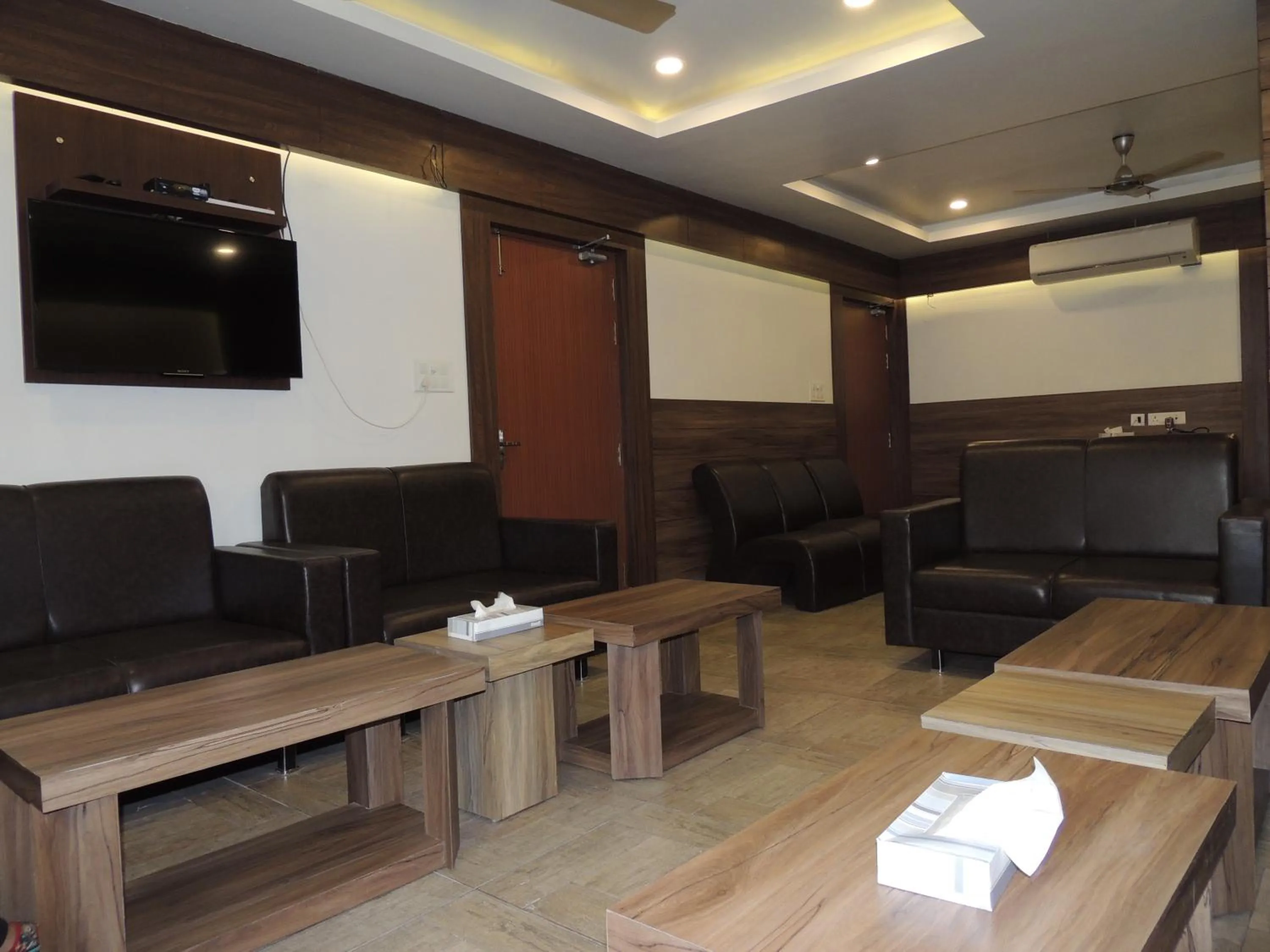 Lobby or reception in Elite Suites MINT Gomti Nagar