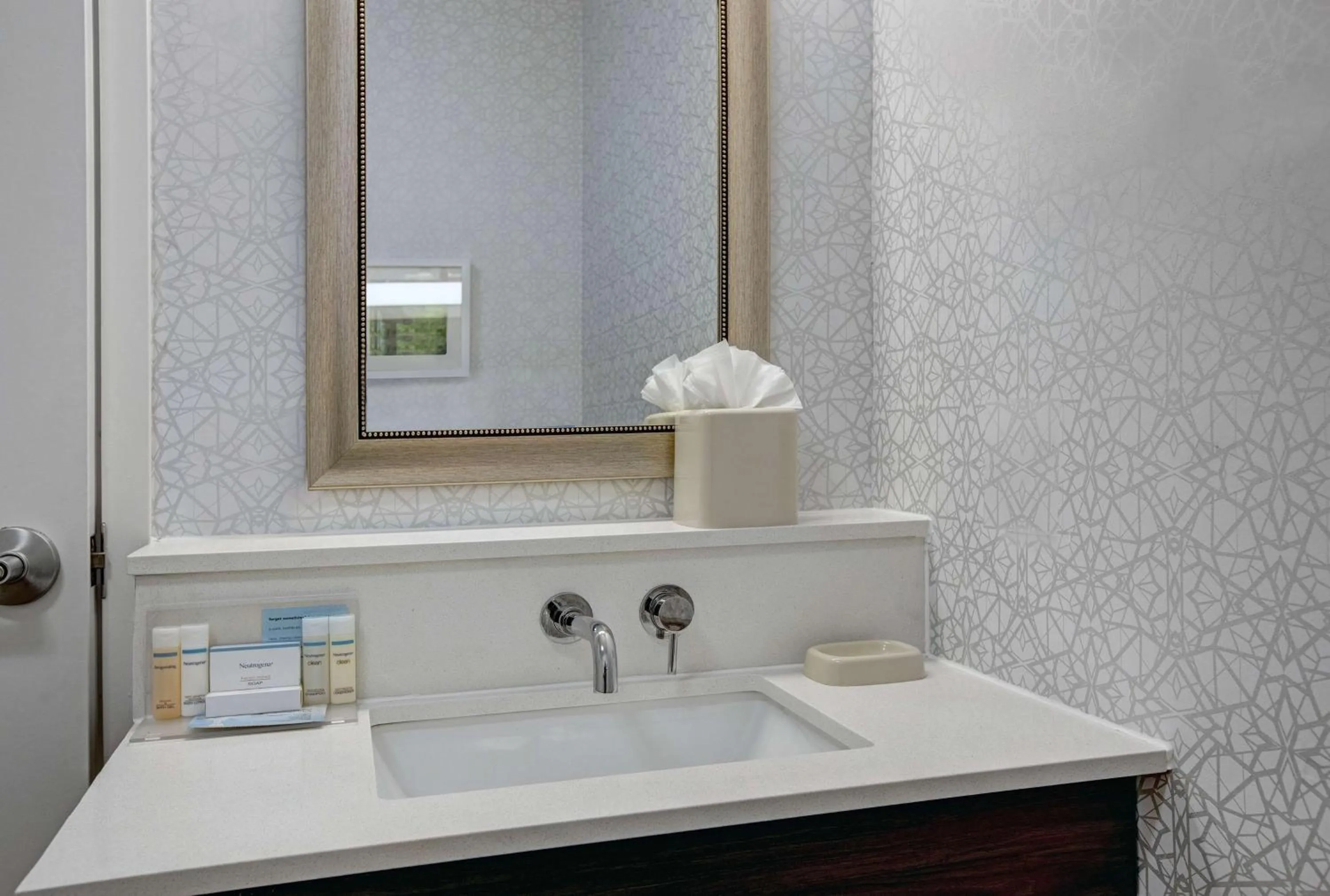 Bathroom in Hampton Inn Keokuk