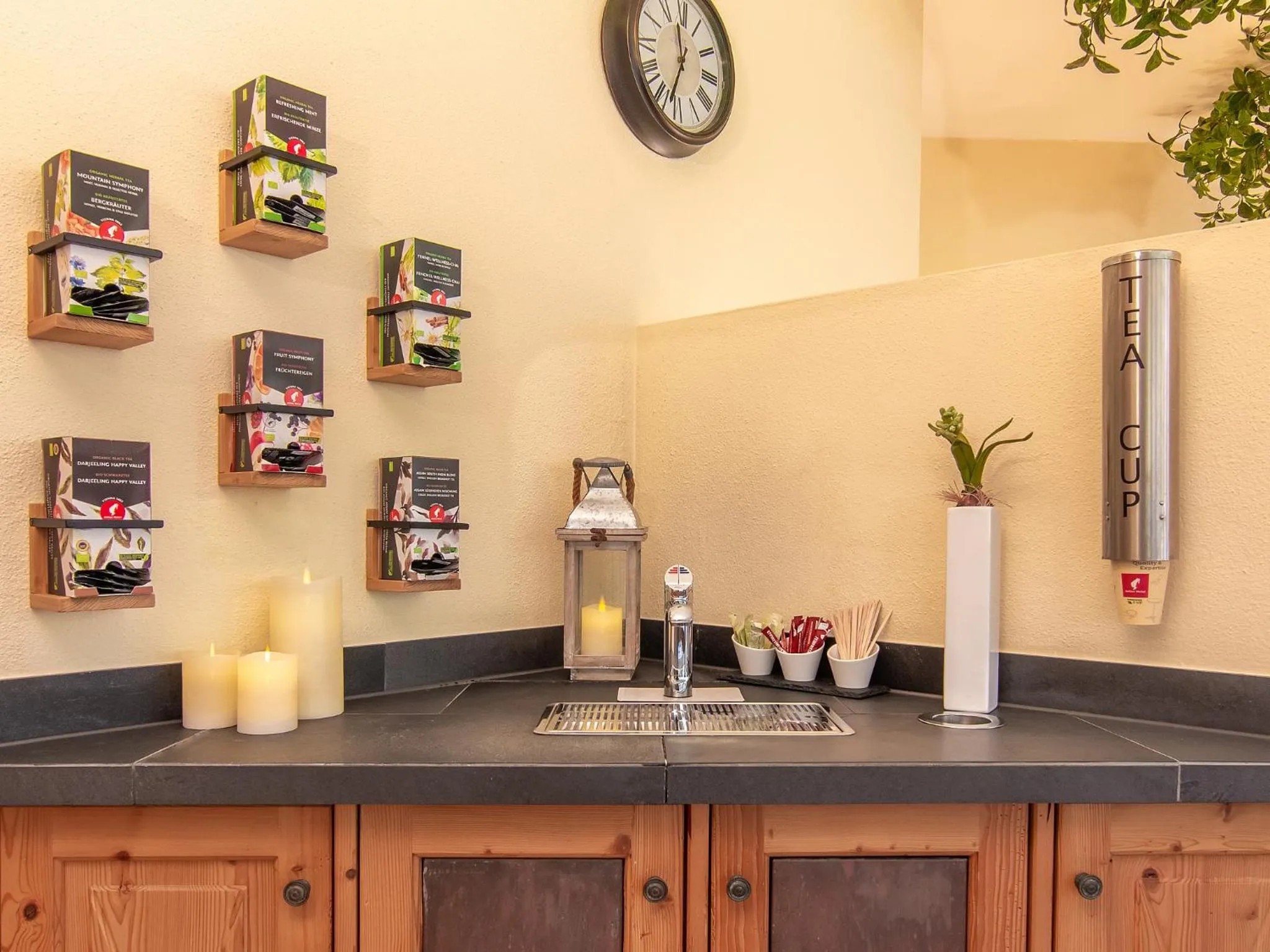 Coffee/tea facilities in Alpenhotel Tirolerhof