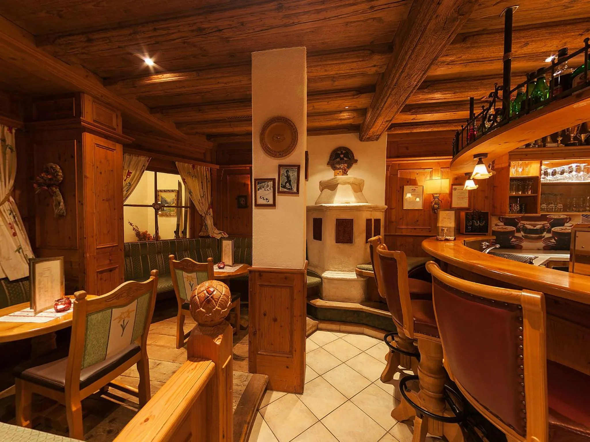 Lounge or bar in Alpenhotel Tirolerhof