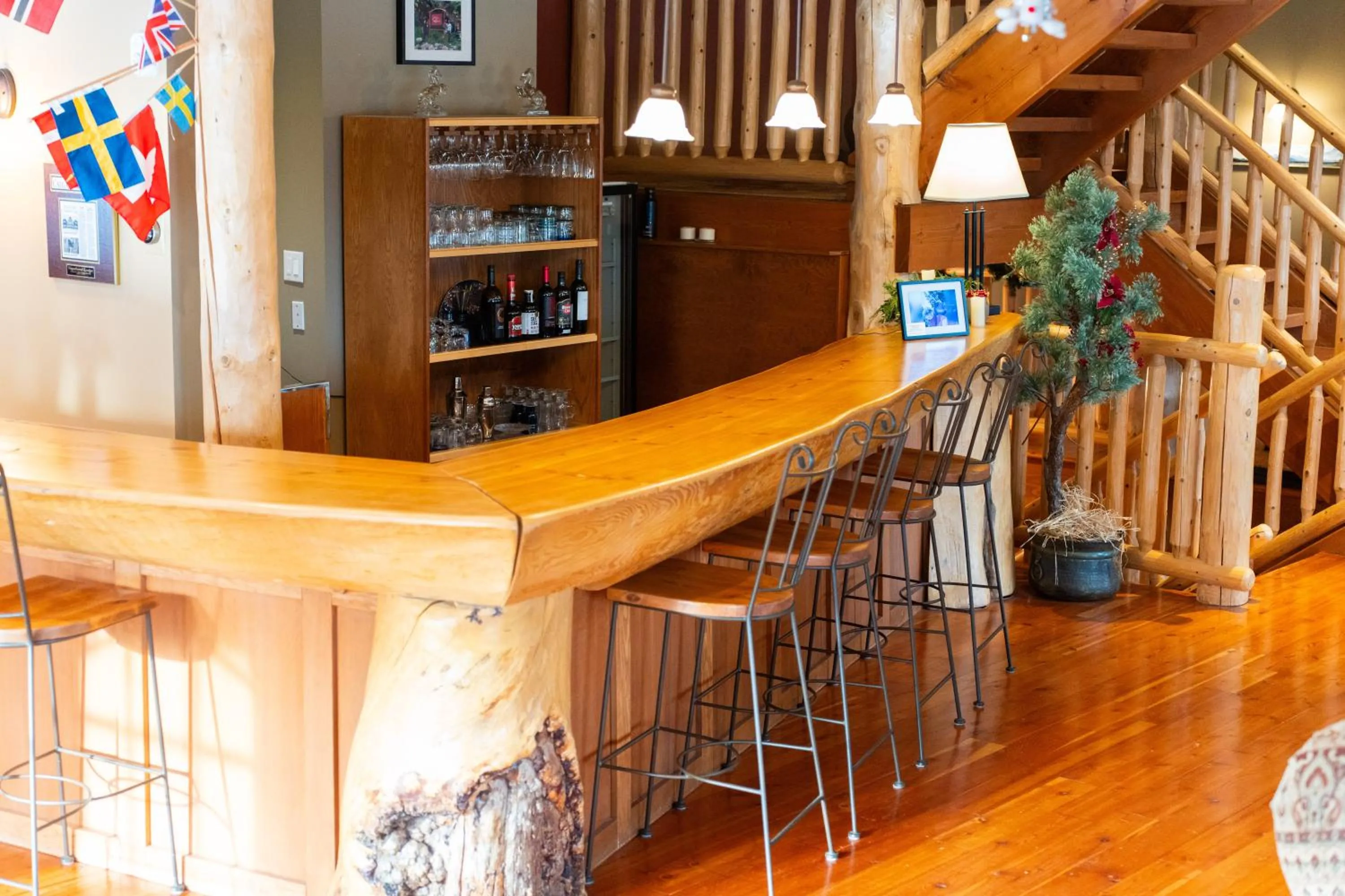 Lounge or bar in Vagabond Lodge at Kicking Horse