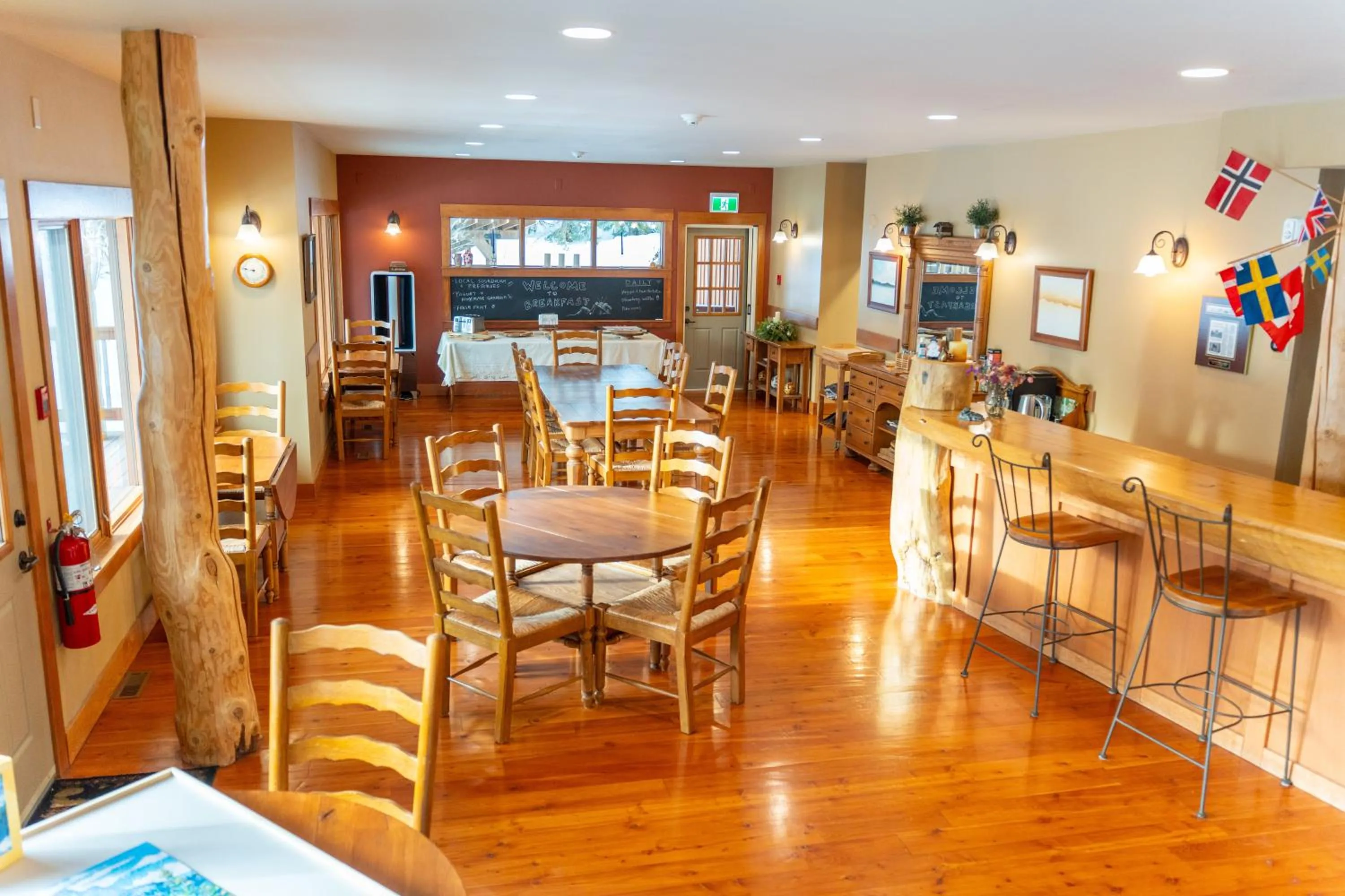 Lounge or bar in Vagabond Lodge at Kicking Horse