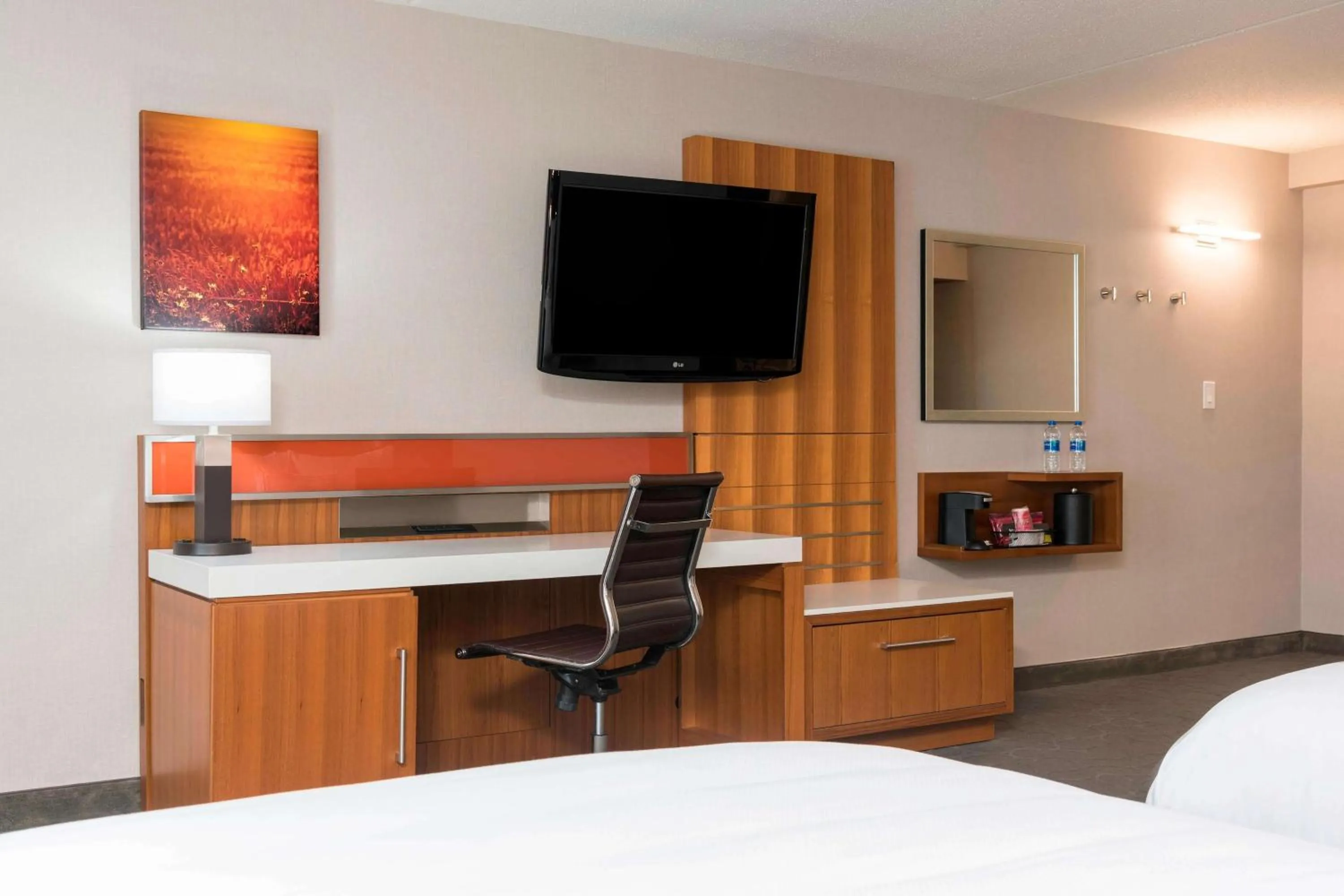 Bedroom, Bed in Delta Hotels by Marriott Grand Rapids Airport