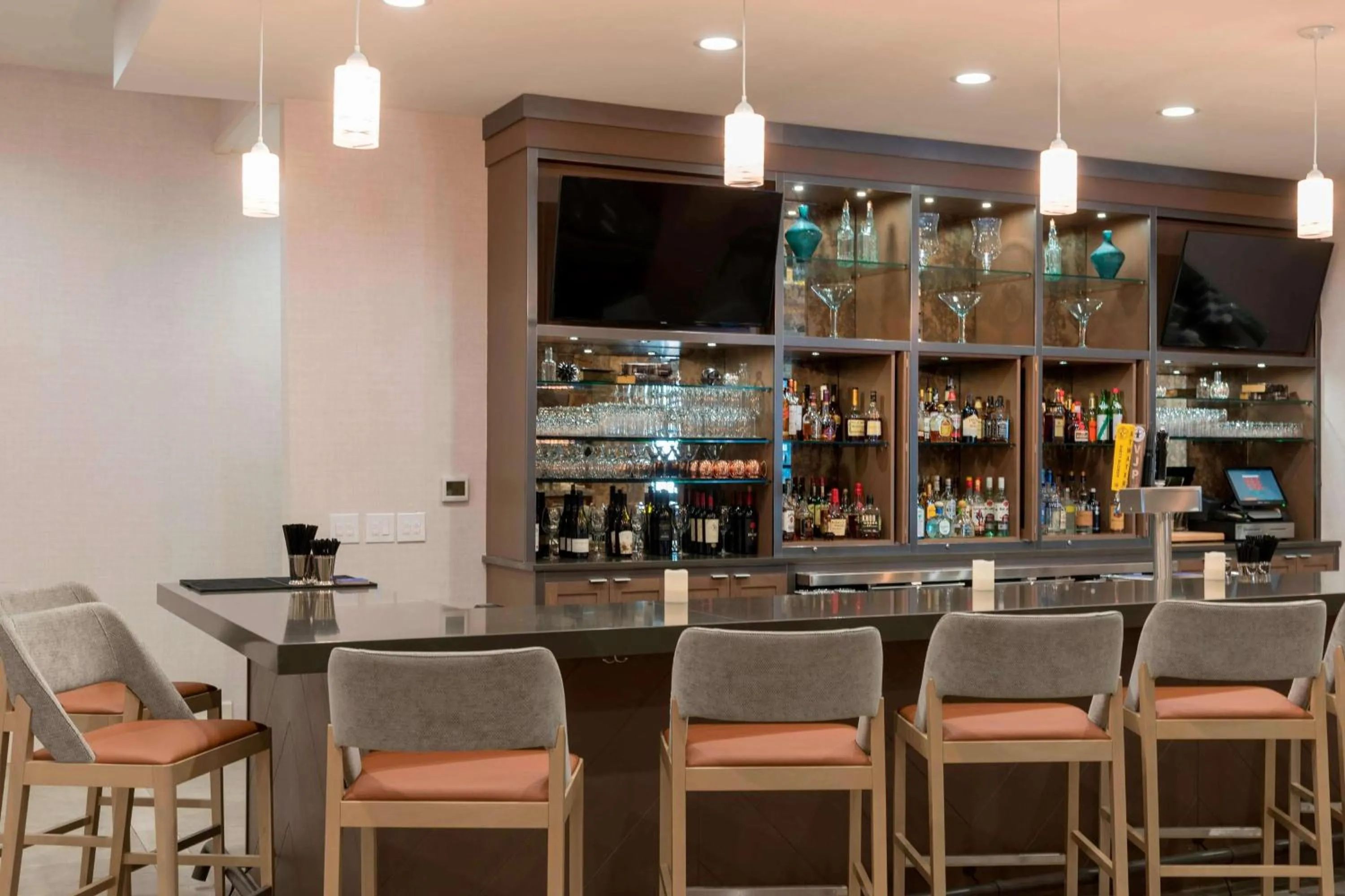 Lounge or bar in Delta Hotels by Marriott Grand Rapids Airport