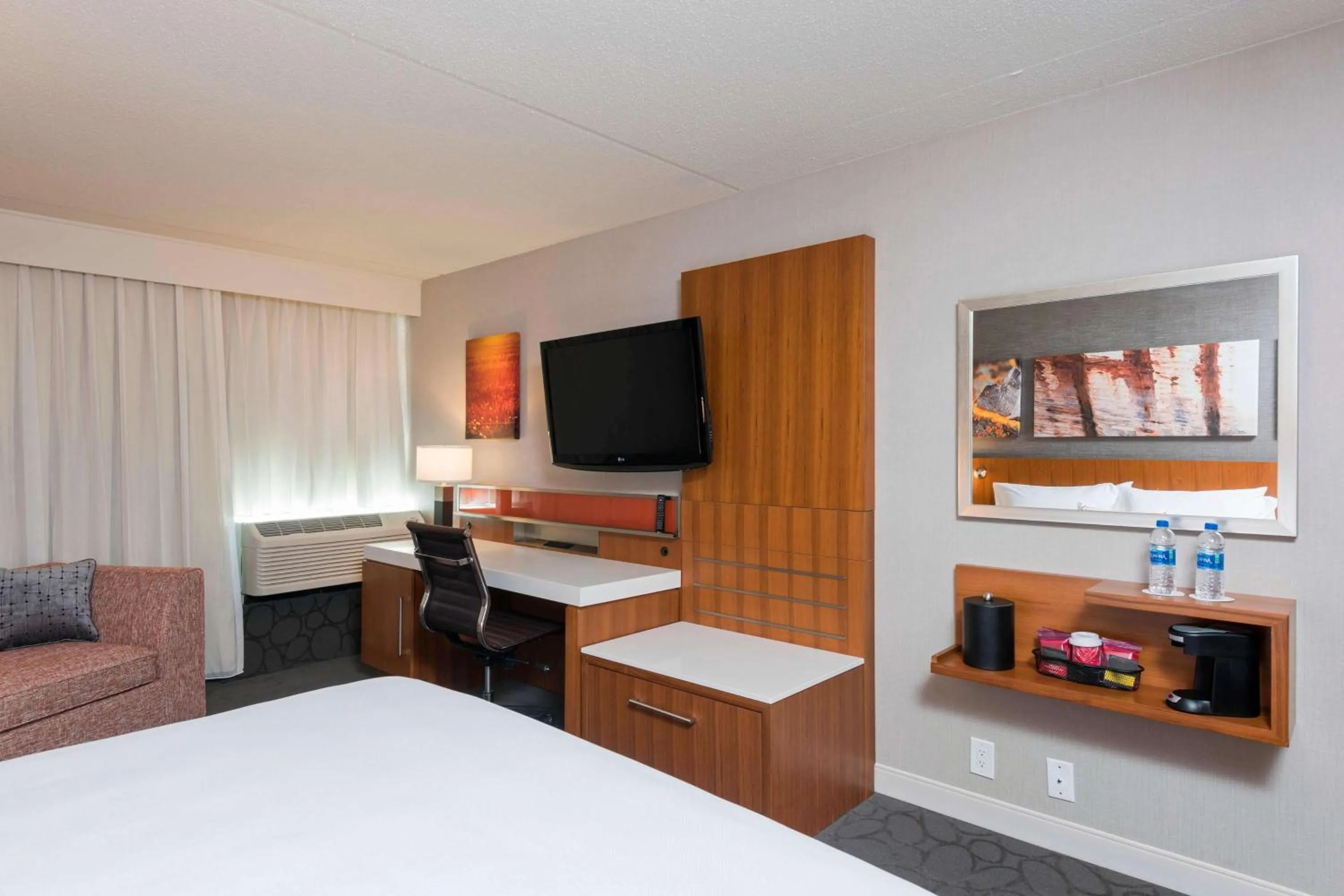 Bedroom, Bed in Delta Hotels by Marriott Grand Rapids Airport